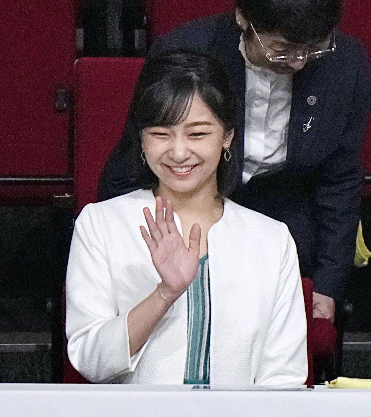「ドレミファダンスコンサート」の会場に到着し、手を振られる秋篠宮家の次女佳子さま（共同）