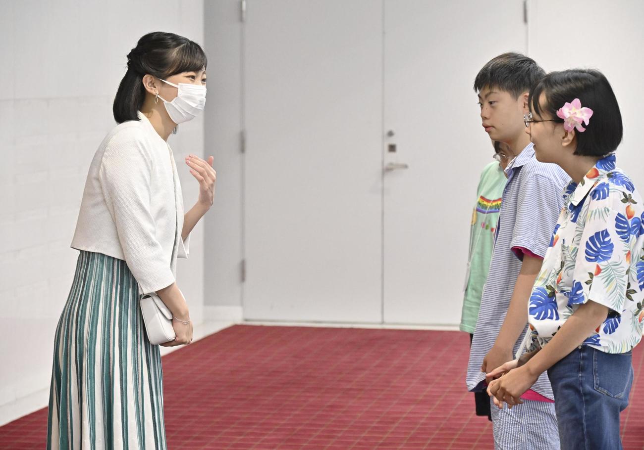 イベント後、参加者と懇談される秋篠宮家の次女佳子さま（代表撮影）