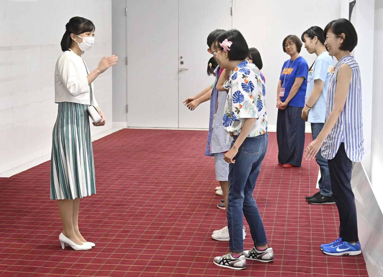 イベント後、参加者と懇談される秋篠宮家の次女佳子さま（代表撮影）