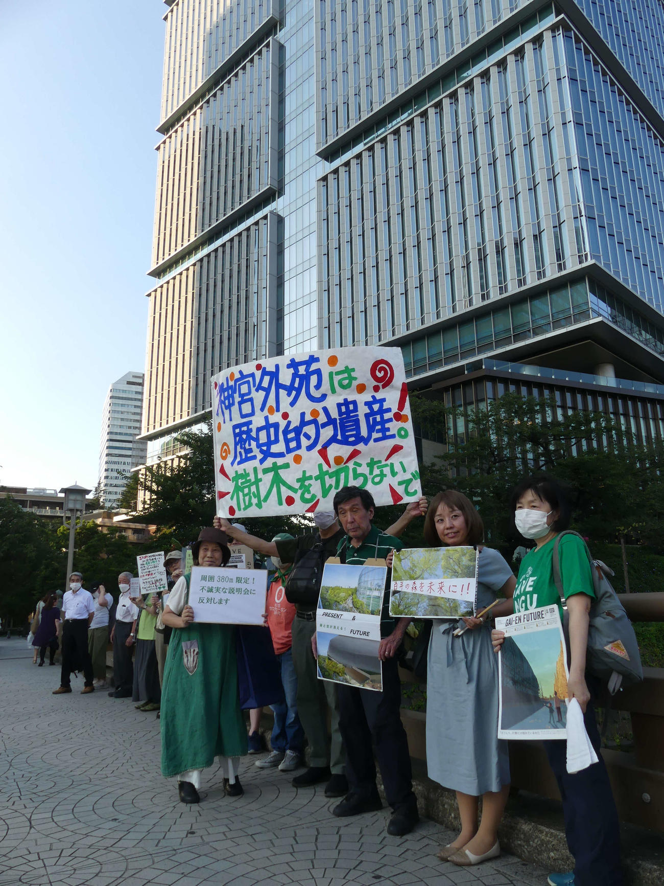 神宮外苑再開発をめぐる事業者による住民説明会の会場前で、反対の声をあげる人々