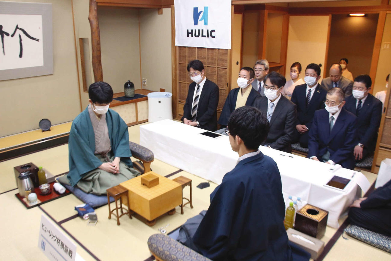 午前9時の対局開始前に入室した藤井聡太棋聖（左）と佐々木大地七段（右、日本将棋連盟提供）