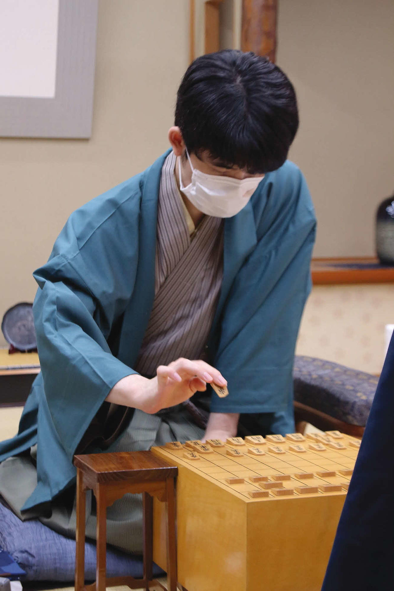 21歳の誕生日前日に棋聖戦4連覇を目指す藤井聡太棋聖（日本将棋連盟提供）