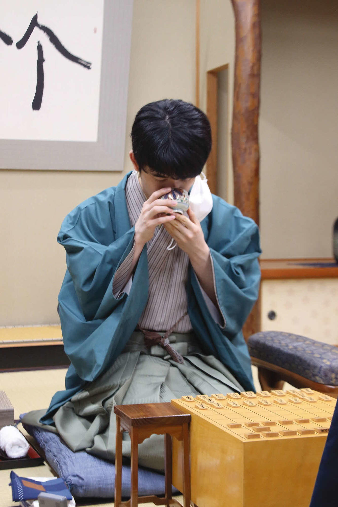 後手藤井聡太棋聖はいつものように「初手お茶」（日本将棋連盟提供）