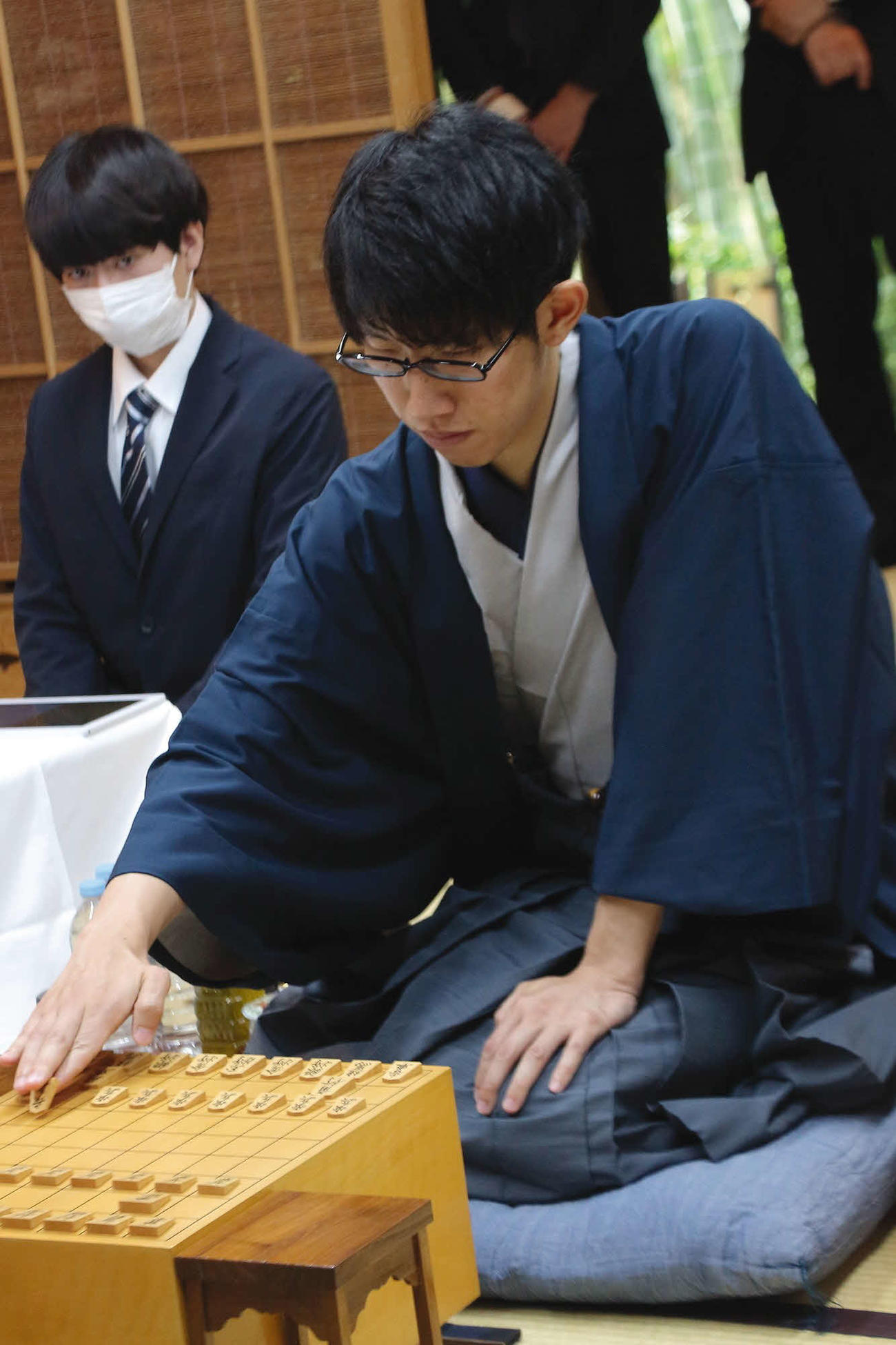 棋聖戦第翌局の初手を指すかど番の先手佐々木大地七段（日本将棋連盟提供）