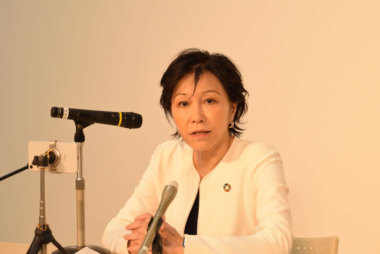 “政界離脱”を表明した佐藤ゆかり元衆院議員（撮影・阪口孝志）