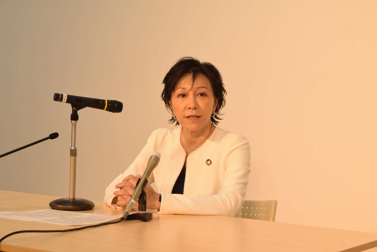 “政界離脱”を表明した佐藤ゆかり元衆院議員（撮影・阪口孝志）