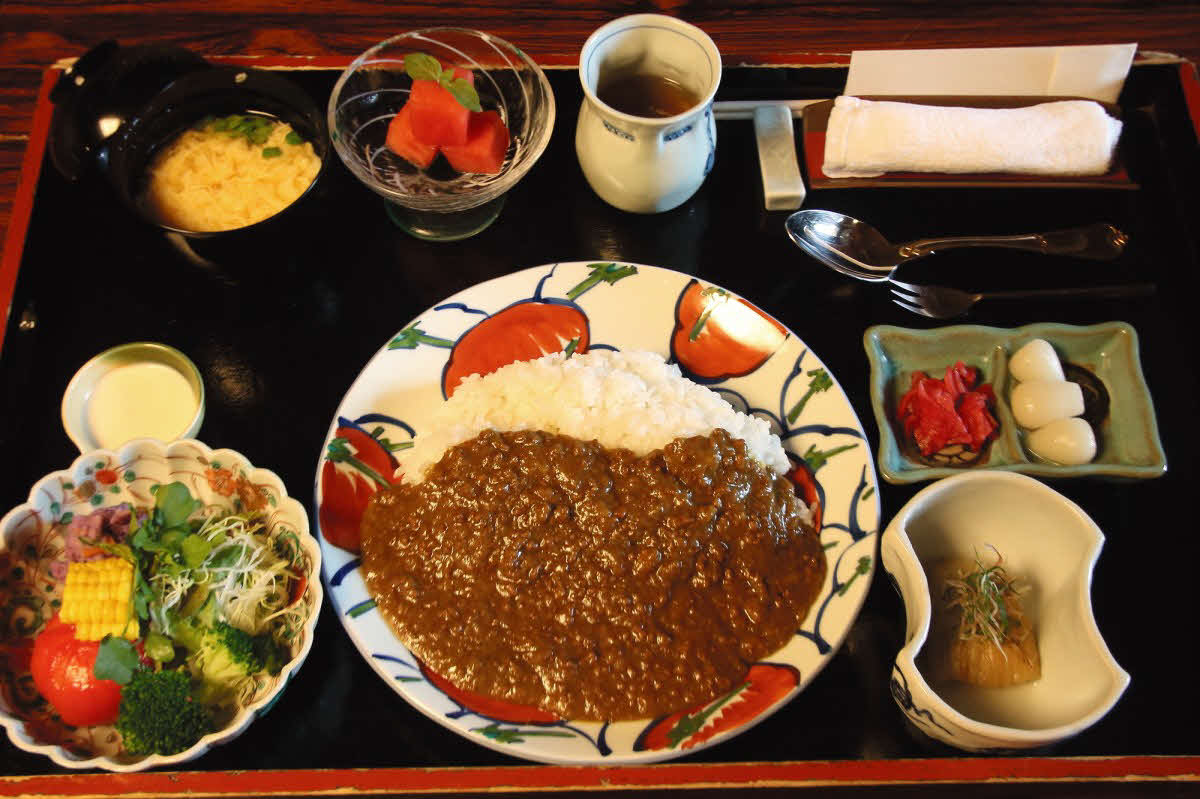 佐々木大地七段の昼食は「料理長渾身のキーマカレー」（日本将棋連盟提供）