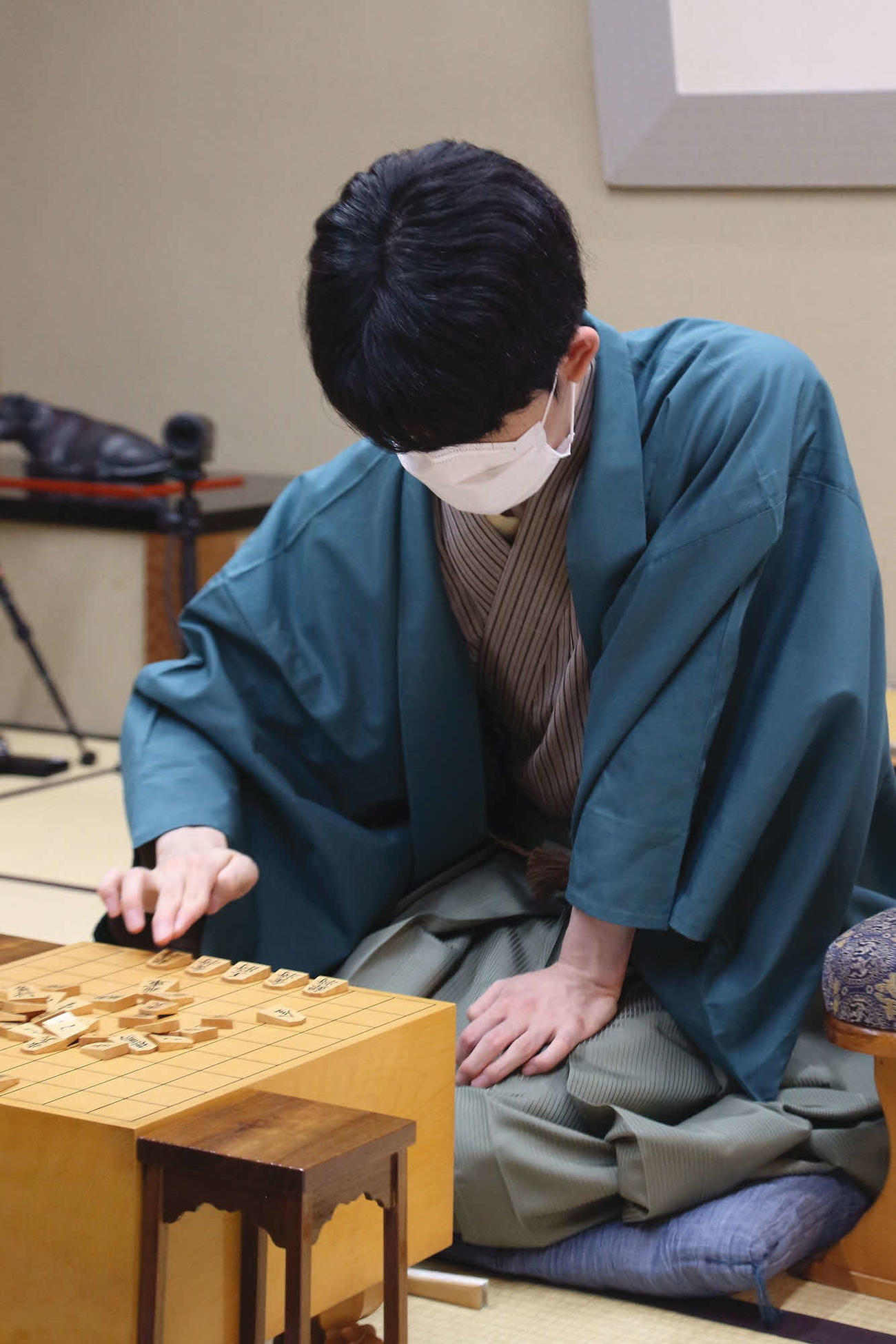 21歳の誕生日前日に棋聖戦4連覇を目指す藤井聡太棋聖（日本将棋連盟提供）