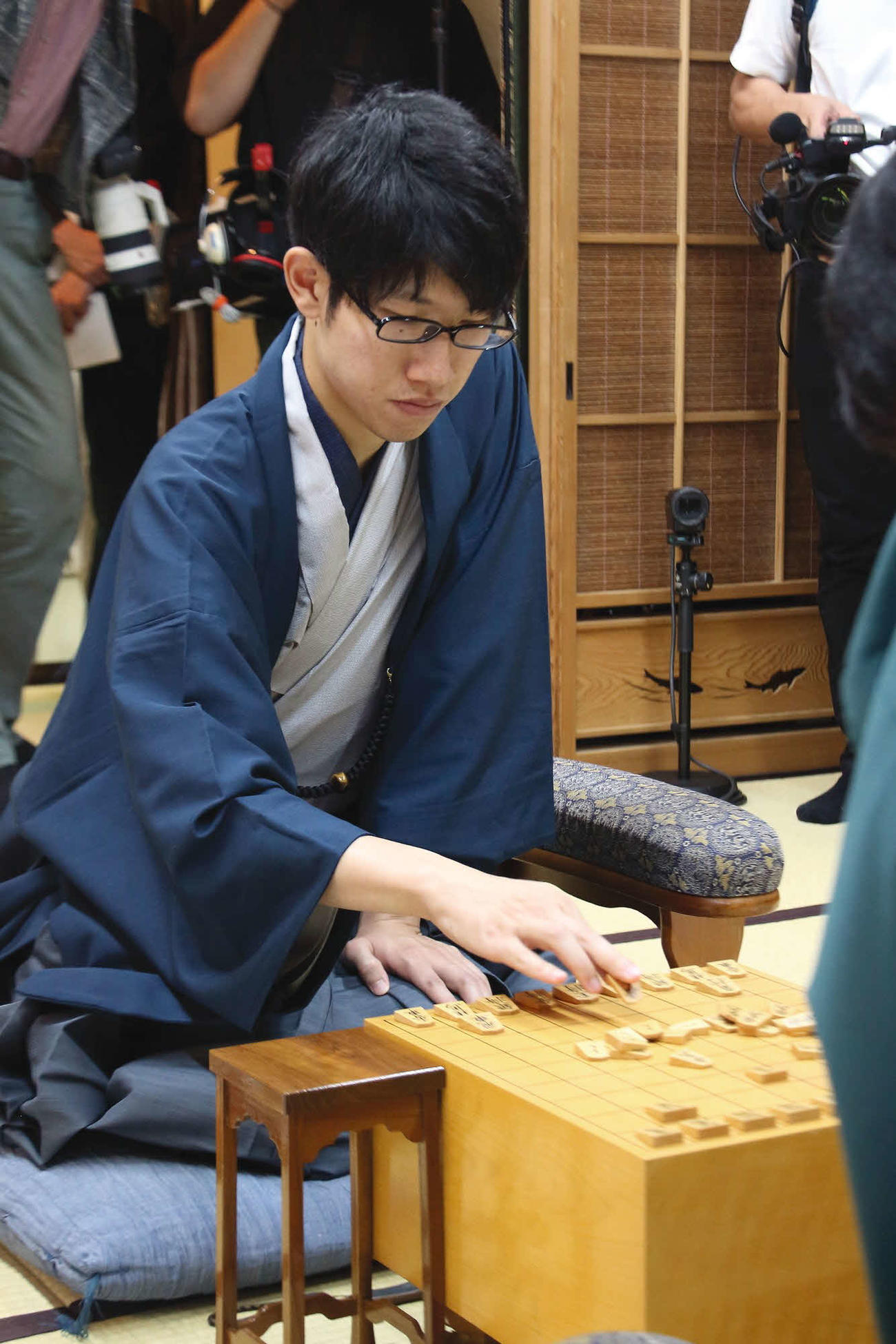 対局開始前に駒を並べる佐々木大地七段（日本将棋連盟提供）