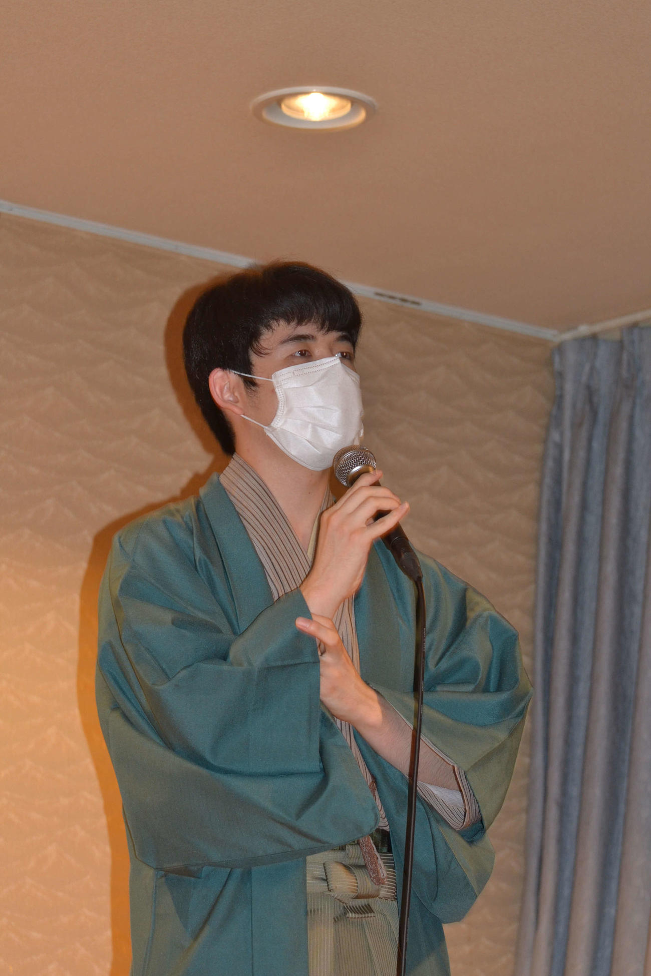 4連覇を果たして大盤解説会場でファンにあいさつする藤井聡太棋聖