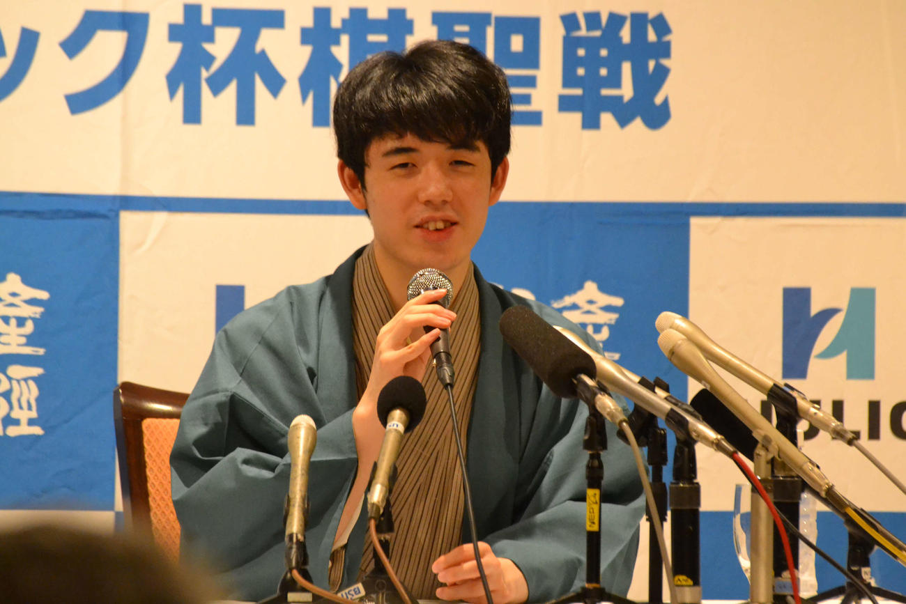 棋聖戦4連覇を達成して記者会見に応じる藤井聡太棋聖