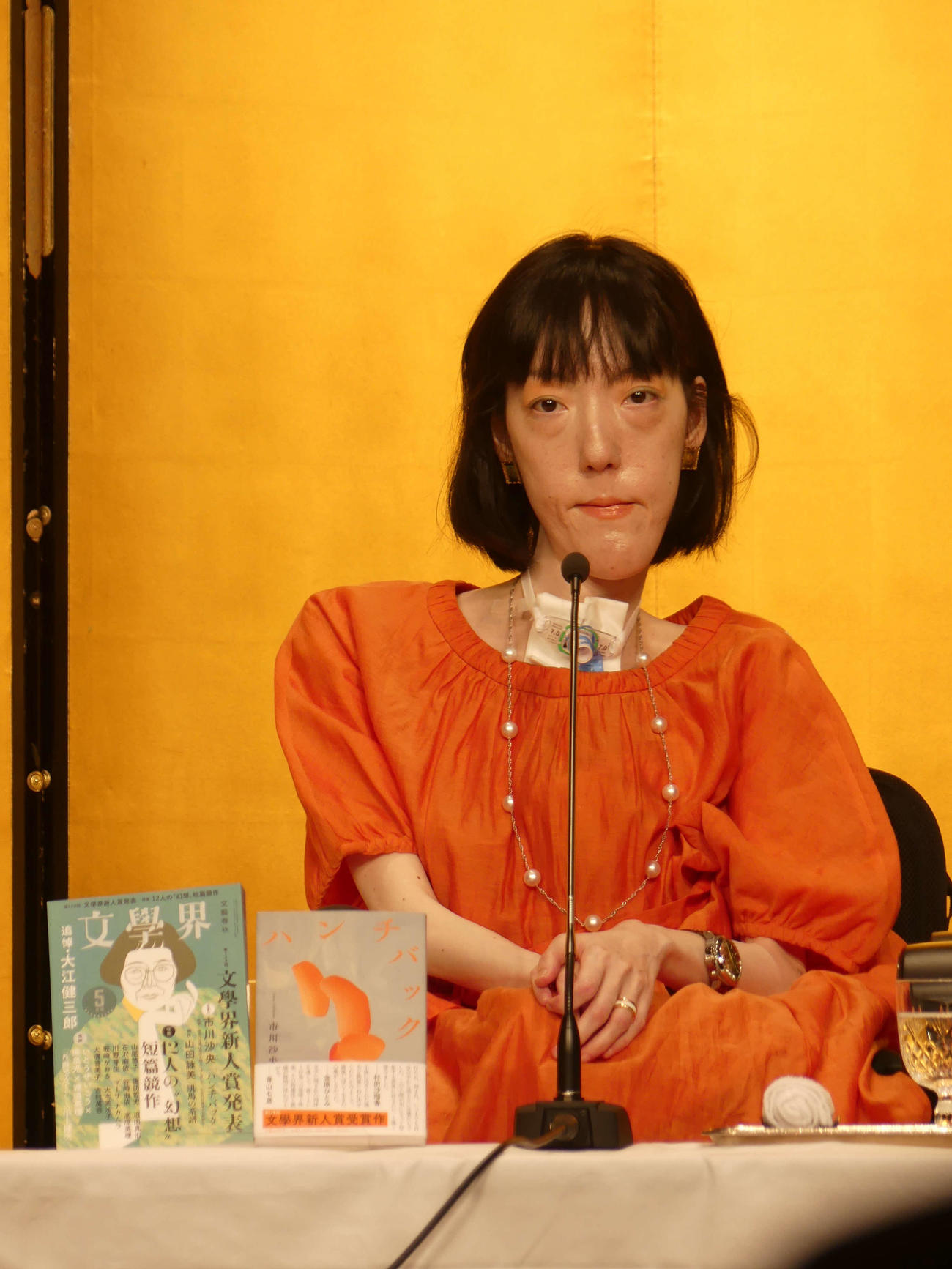 芥川賞を受賞し、記者会見に臨む市川沙央さん（撮影・中山知子）