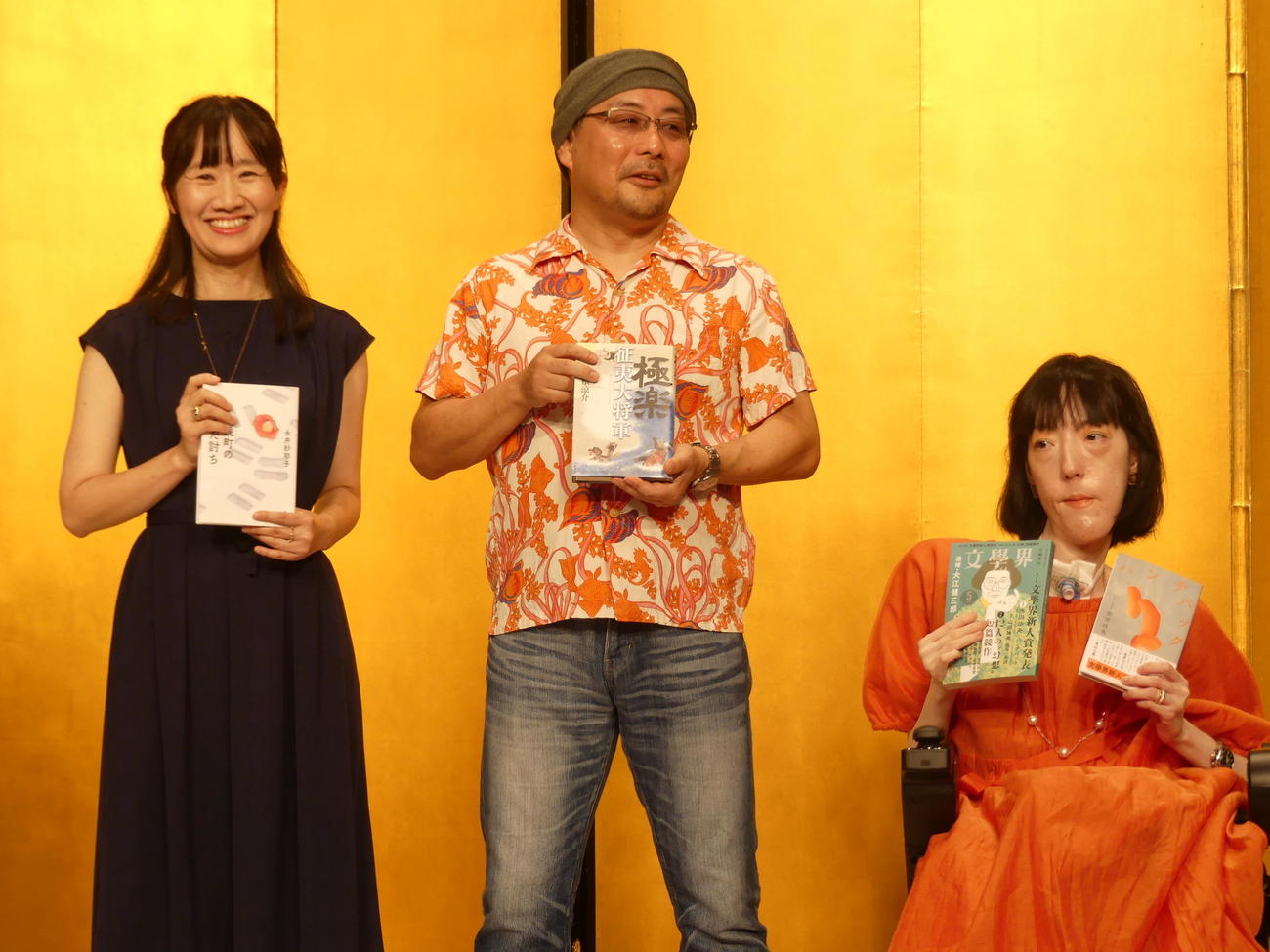 直木賞を受賞した左から永井紗耶子さん、垣根涼介さん、芥川賞を受賞した市川沙央さんは受賞会見に臨んだ（撮影・中山知子）