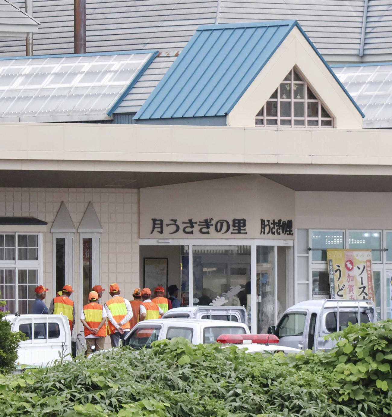 クマが侵入したとの通報があった観光施設に集まった市職員や猟友会ら（共同）