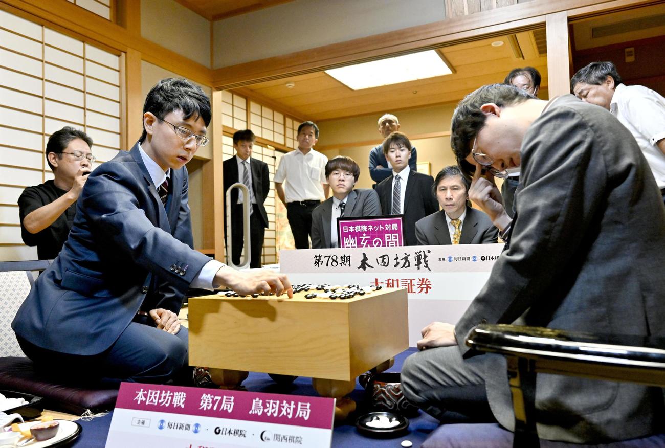 囲碁の第78期本因坊戦7番勝負の第7局で井山裕太本因坊（右）に勝利し、対局を振り返る一力遼新本因坊。棋聖と合わせ二冠となった（共同）