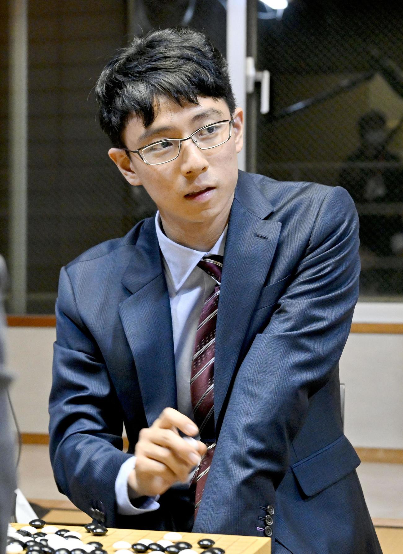 囲碁の第78期本因坊戦7番勝負の第7局で井山裕太本因坊に勝利し、対局を振り返る一力遼新本因坊。棋聖と合わせ二冠となった（共同）