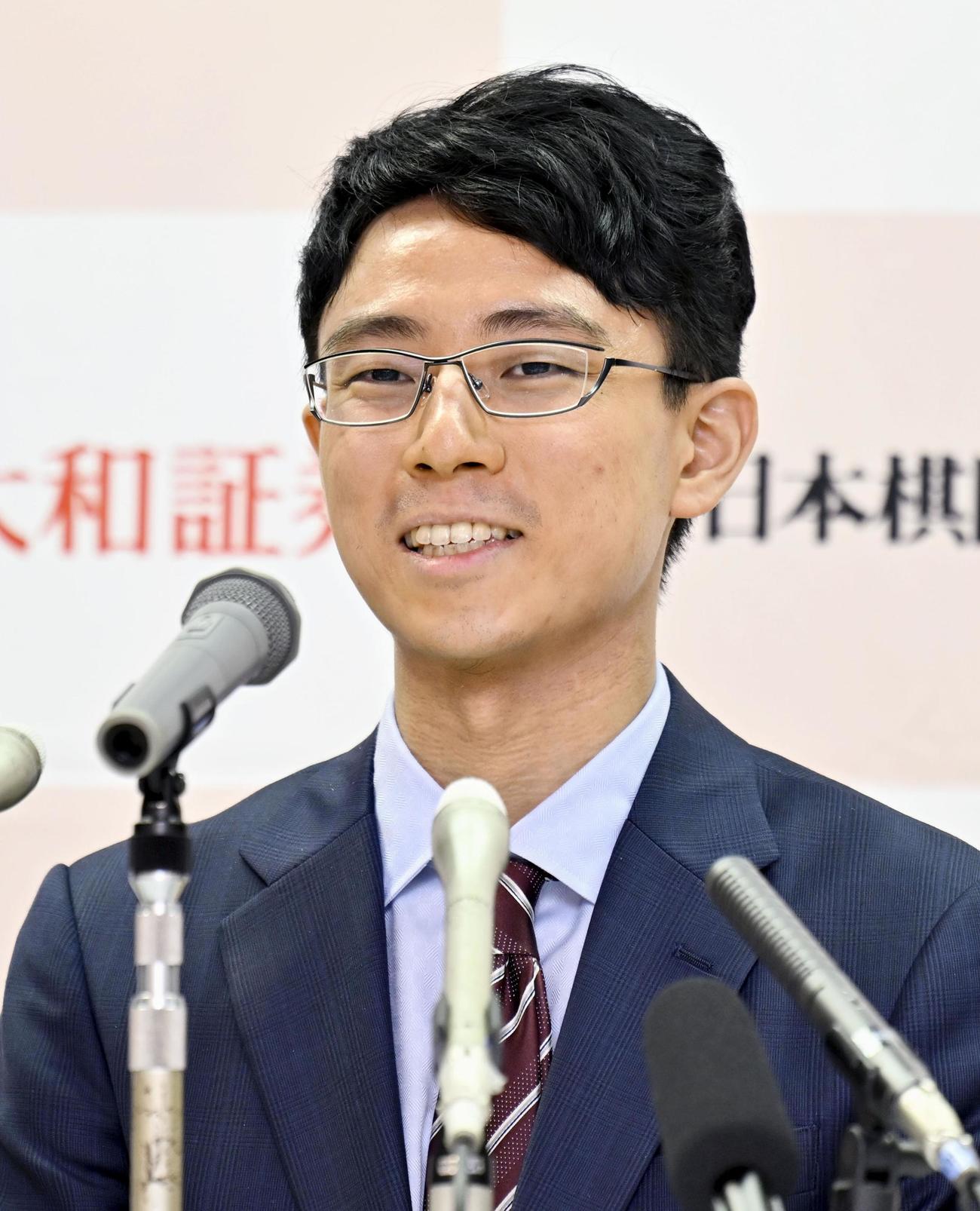 本因坊を初獲得し、記者会見する一力遼新本因坊（共同）