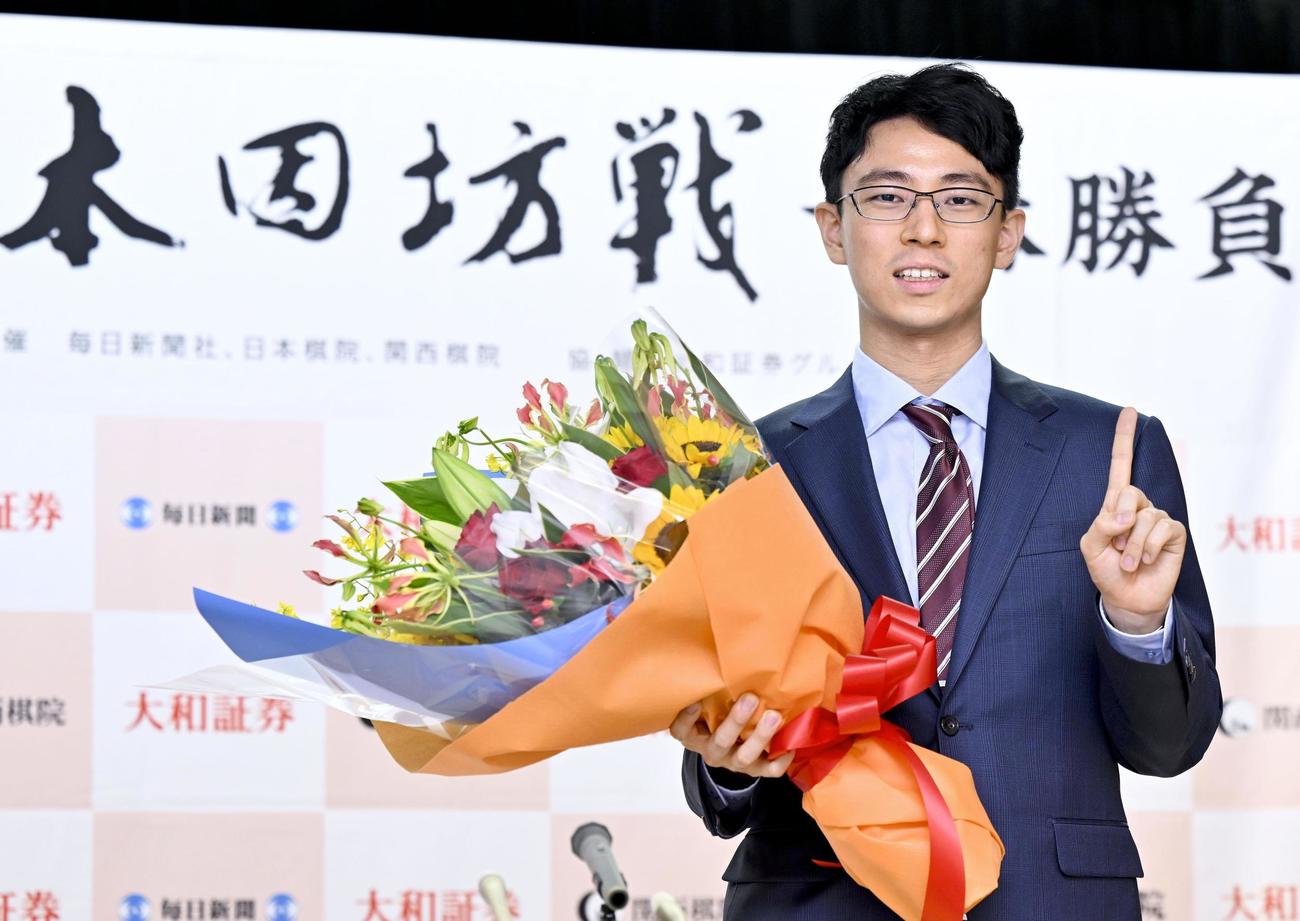 本因坊を初獲得し、花束を手にポーズをとる一力遼新本因坊（共同）
