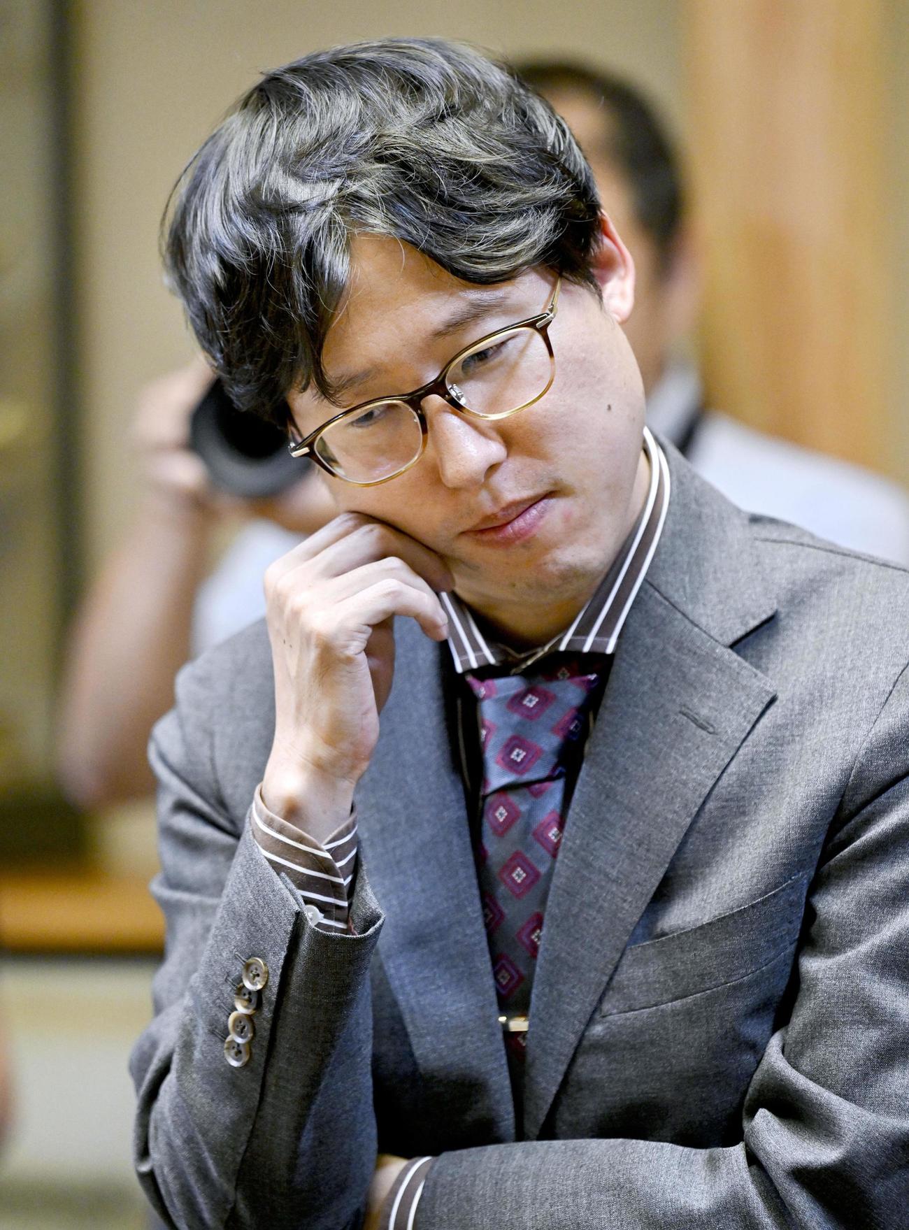 12連覇を逃した対局を振り返り、盤面を見つめる井山裕太前本因坊（共同）