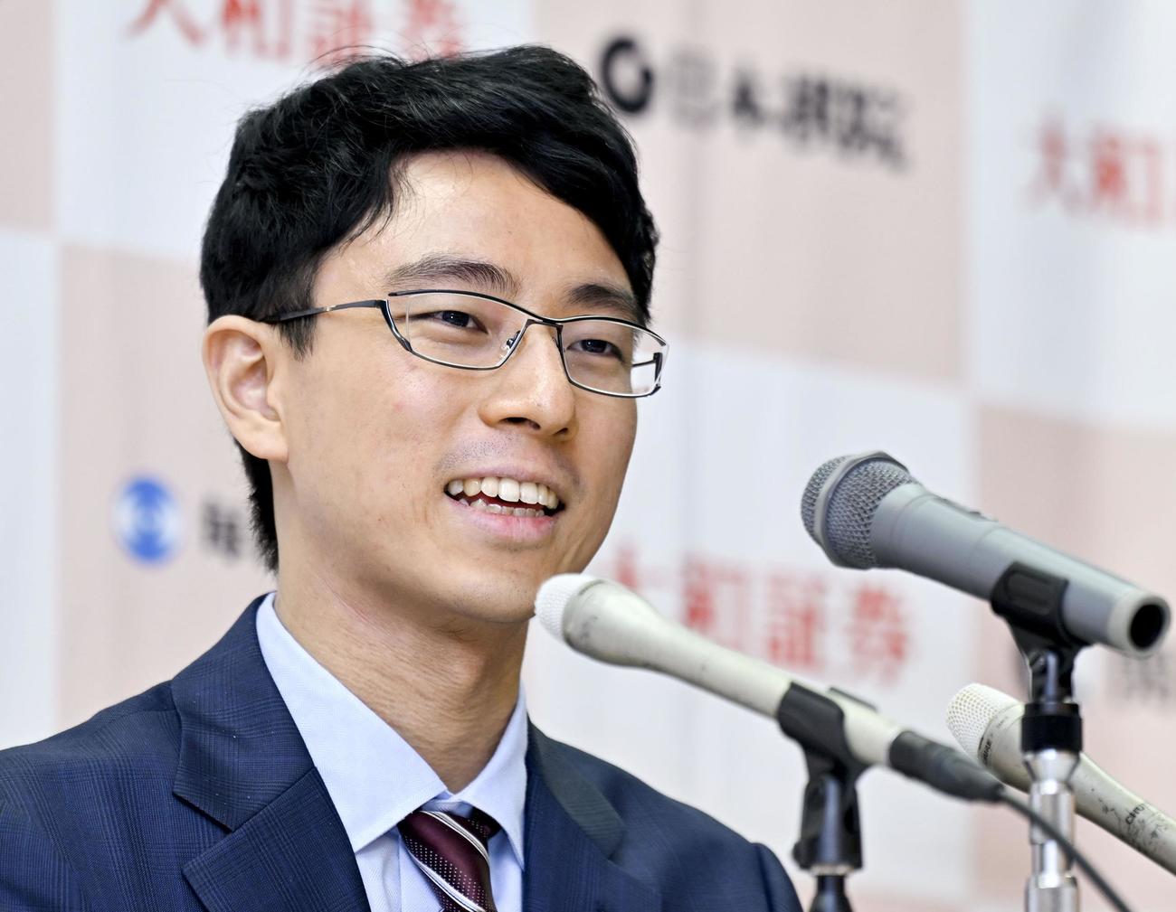 本因坊を初獲得し、記者会見する一力遼新本因坊（共同）