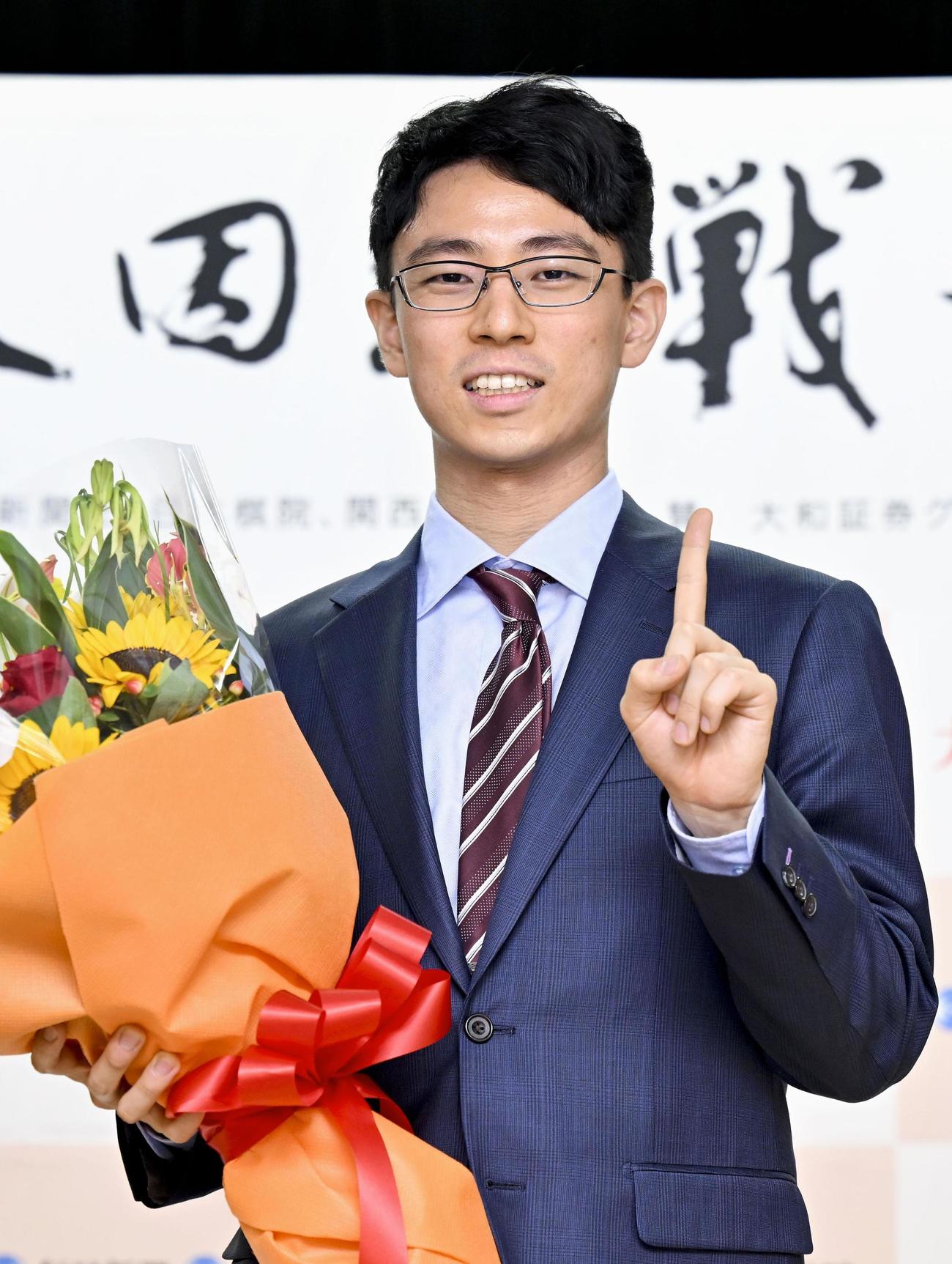 本因坊を初獲得し、花束を手にポーズをとる一力遼新本因坊（共同）