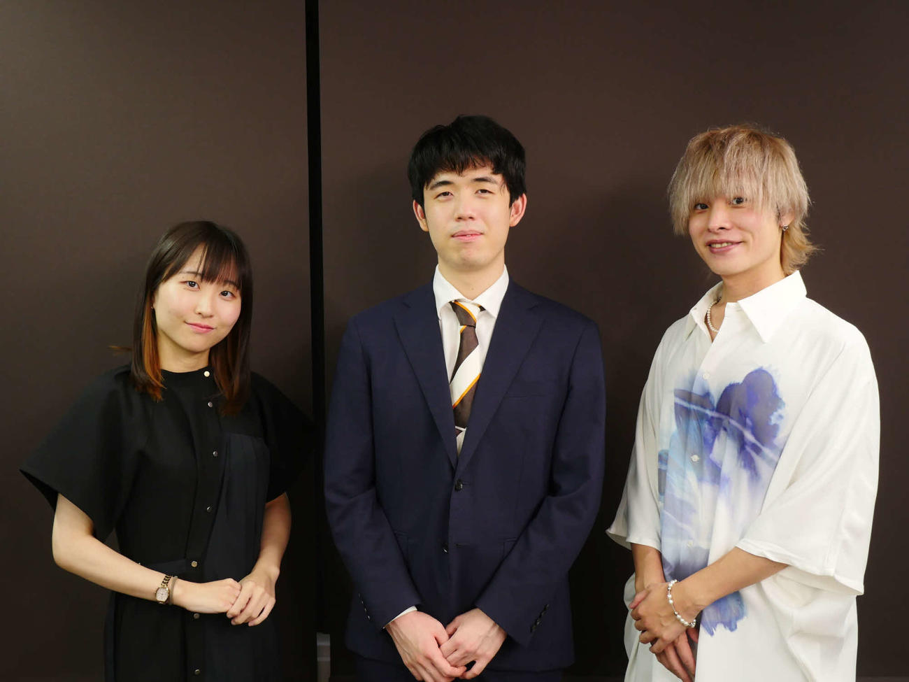 初めて訪れた「駒テラス西参道」のスタジオで「駒テラジオ」に初出演した藤井聡太竜王（中央、左は武富礼衣女流初段、右は声優岡本信彦、日本将棋連盟提供）