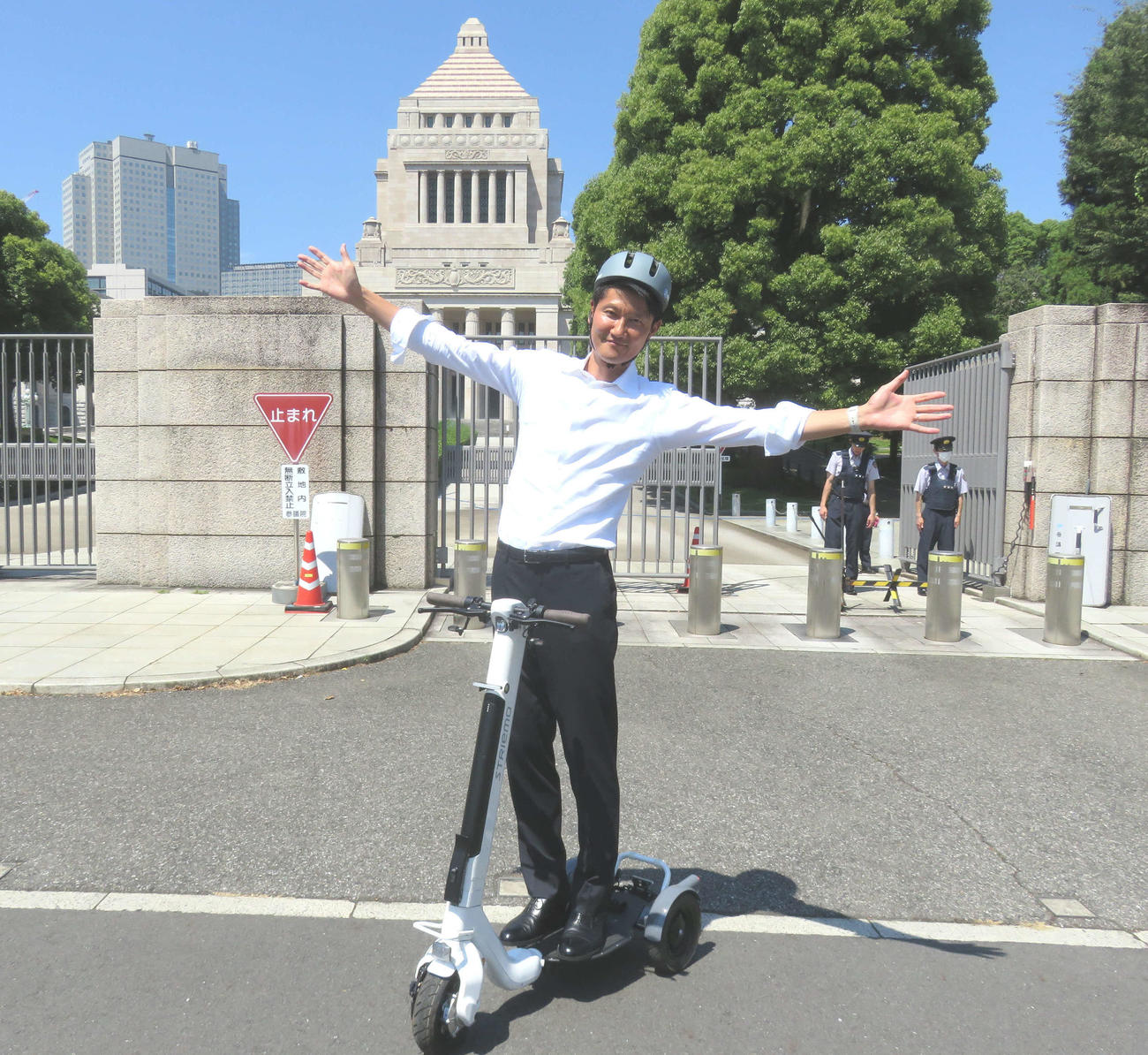 ストリーモの電動キックボードは停止に直立し、朝日健太郎参院議員が両手を広げて傾けても安定していた（撮影・大上悟）