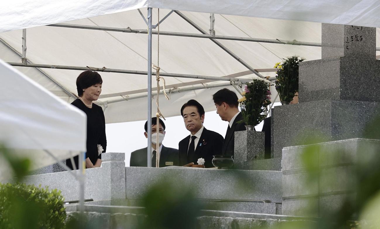 安倍元首相の納骨式に参列した妻昭恵さん（左端）（共同）