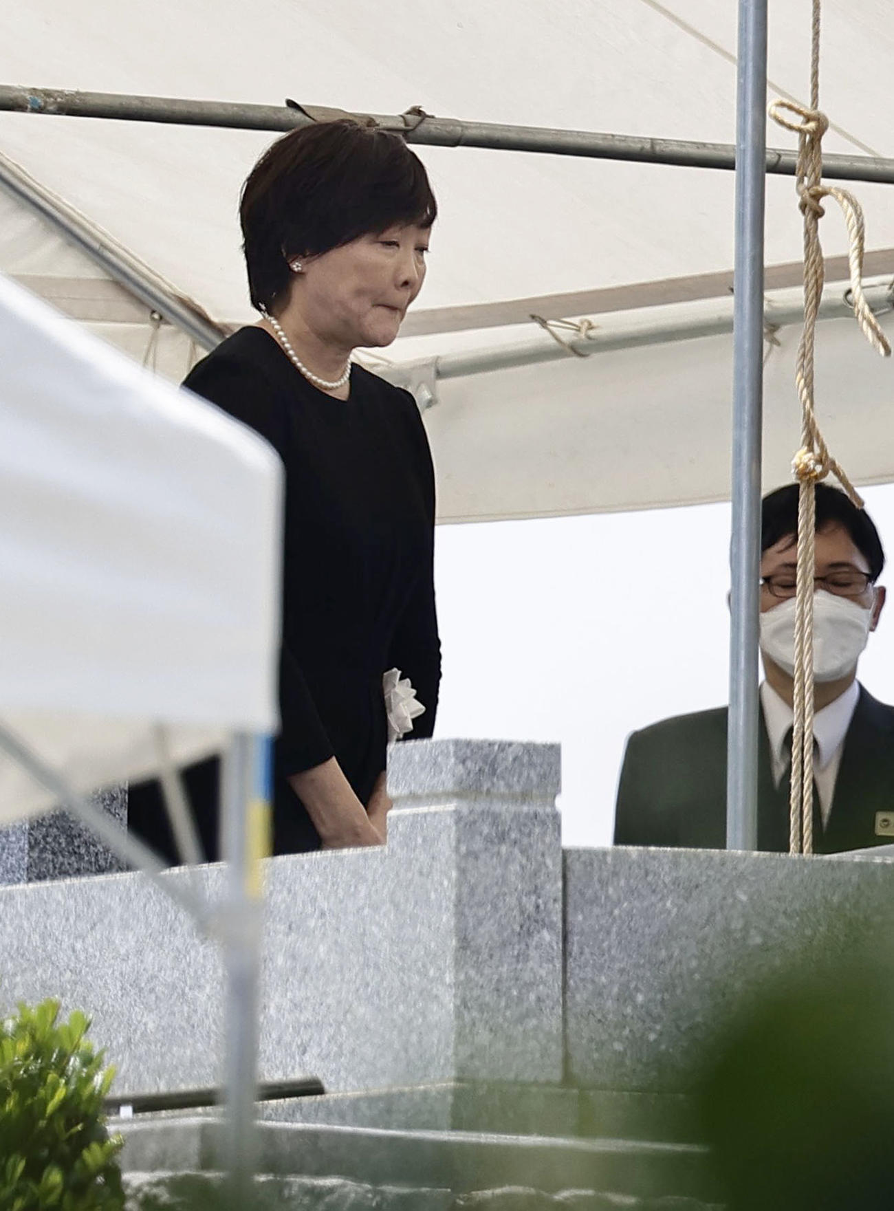 安倍元首相の納骨式に参列した妻昭恵さん（共同）