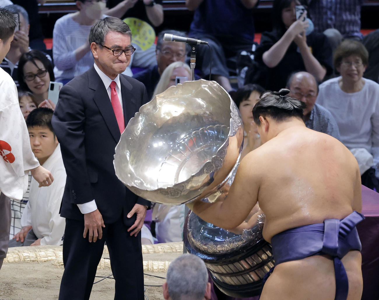 大相撲名古屋場所で初優勝を果たした豊昇龍（右）に内閣総理大臣杯を授与した河野デジタル相（共同）