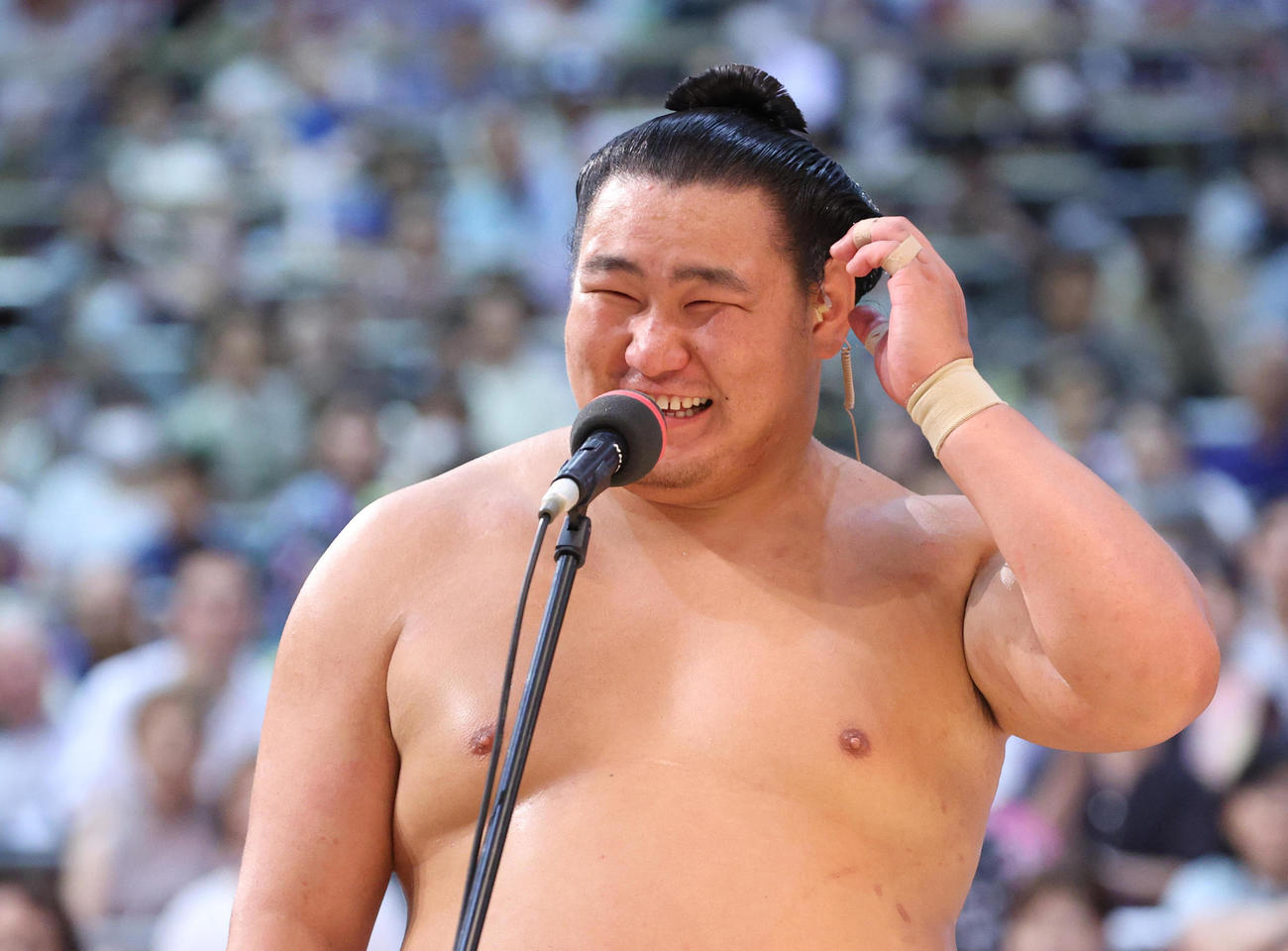 初優勝し、優勝者インタビューで笑顔を見せる豊昇龍（代表撮影）