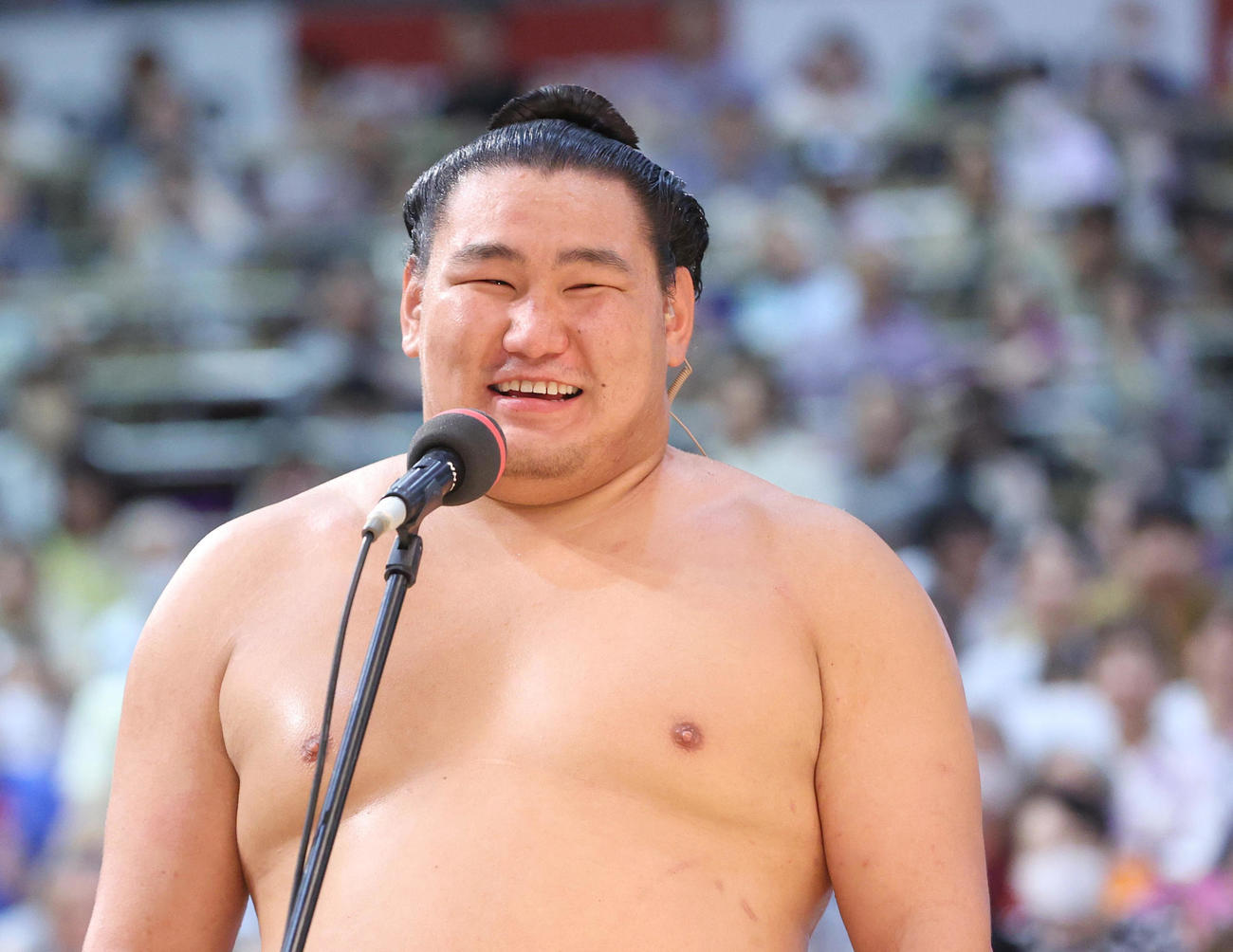 初優勝し、優勝者インタビューで笑顔を見せる豊昇龍（代表撮影）