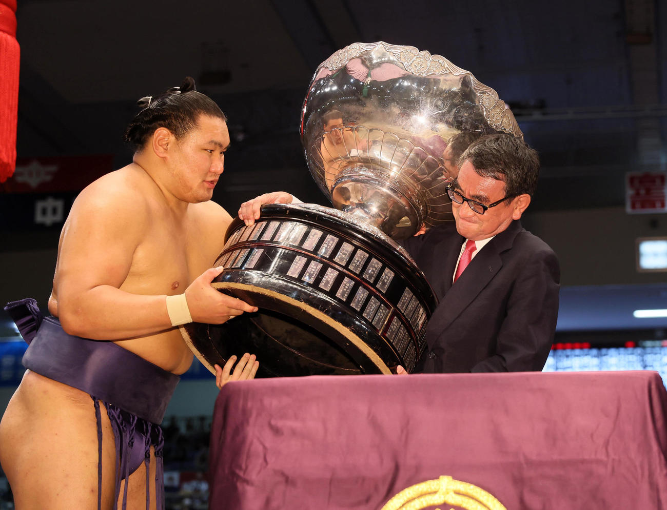 河野太郎デジタル相（右）から内閣総理大臣杯を受け取る豊昇龍（代表撮影）
