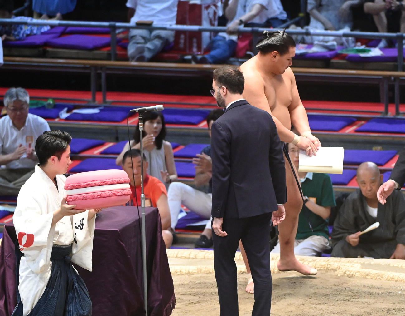 日仏友好杯と記念品を受け取る豊昇龍（右）（撮影・森本幸一）