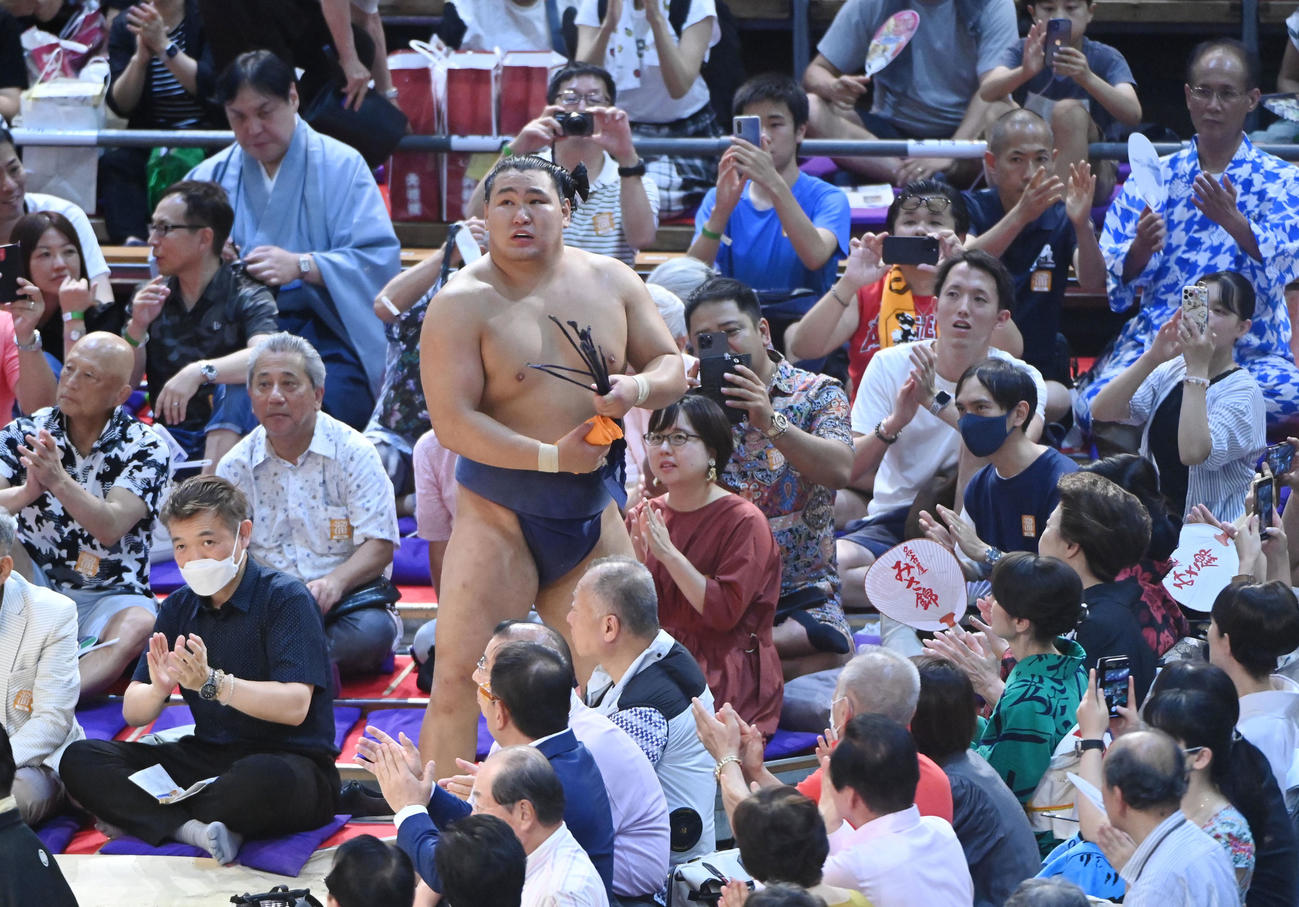 優勝決定戦　豊昇龍は北勝富士を破り再度、土俵を見つめる（撮影・森本幸一）