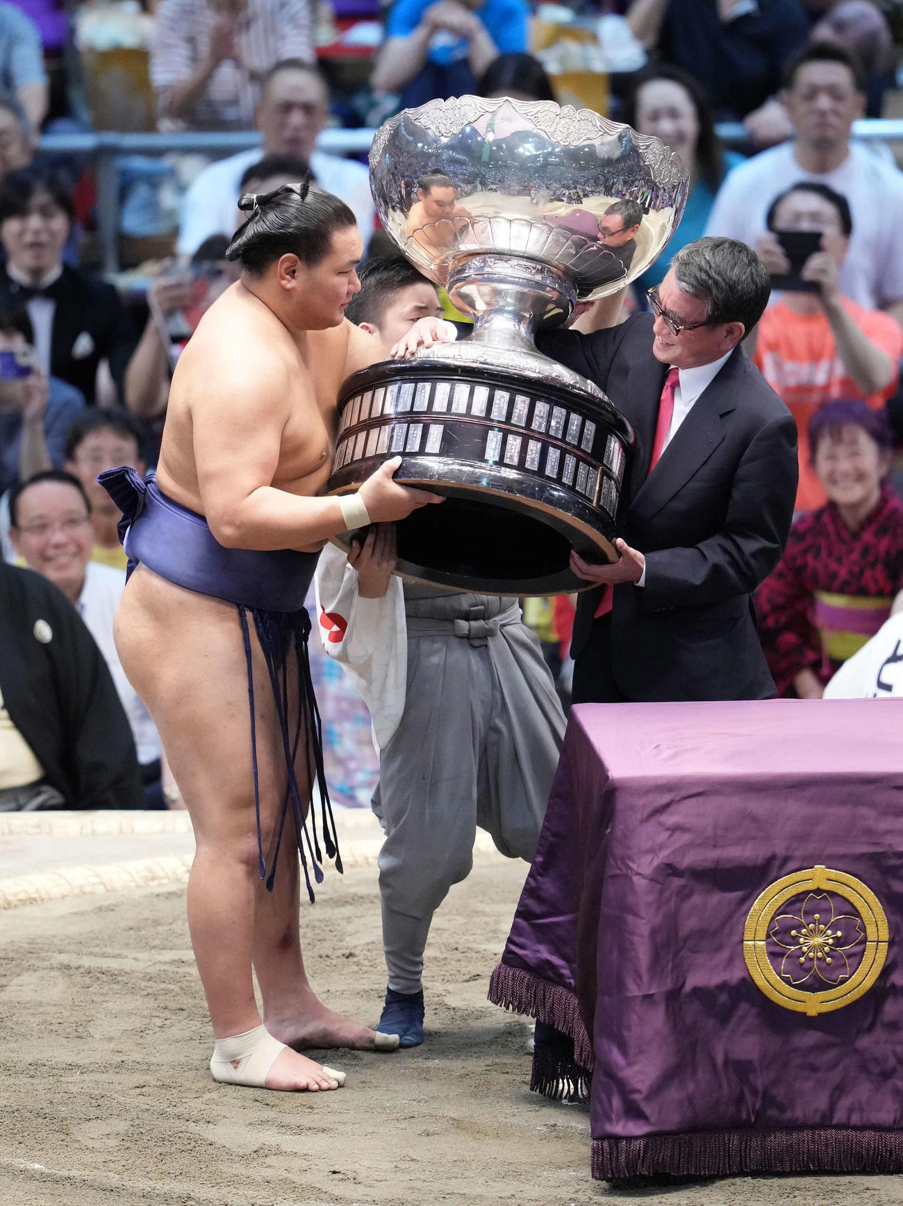 幕内優勝を決めた豊昇龍は河野太郎デジタル相（右）から内閣総理大臣杯の贈呈を受ける（撮影・小沢裕）