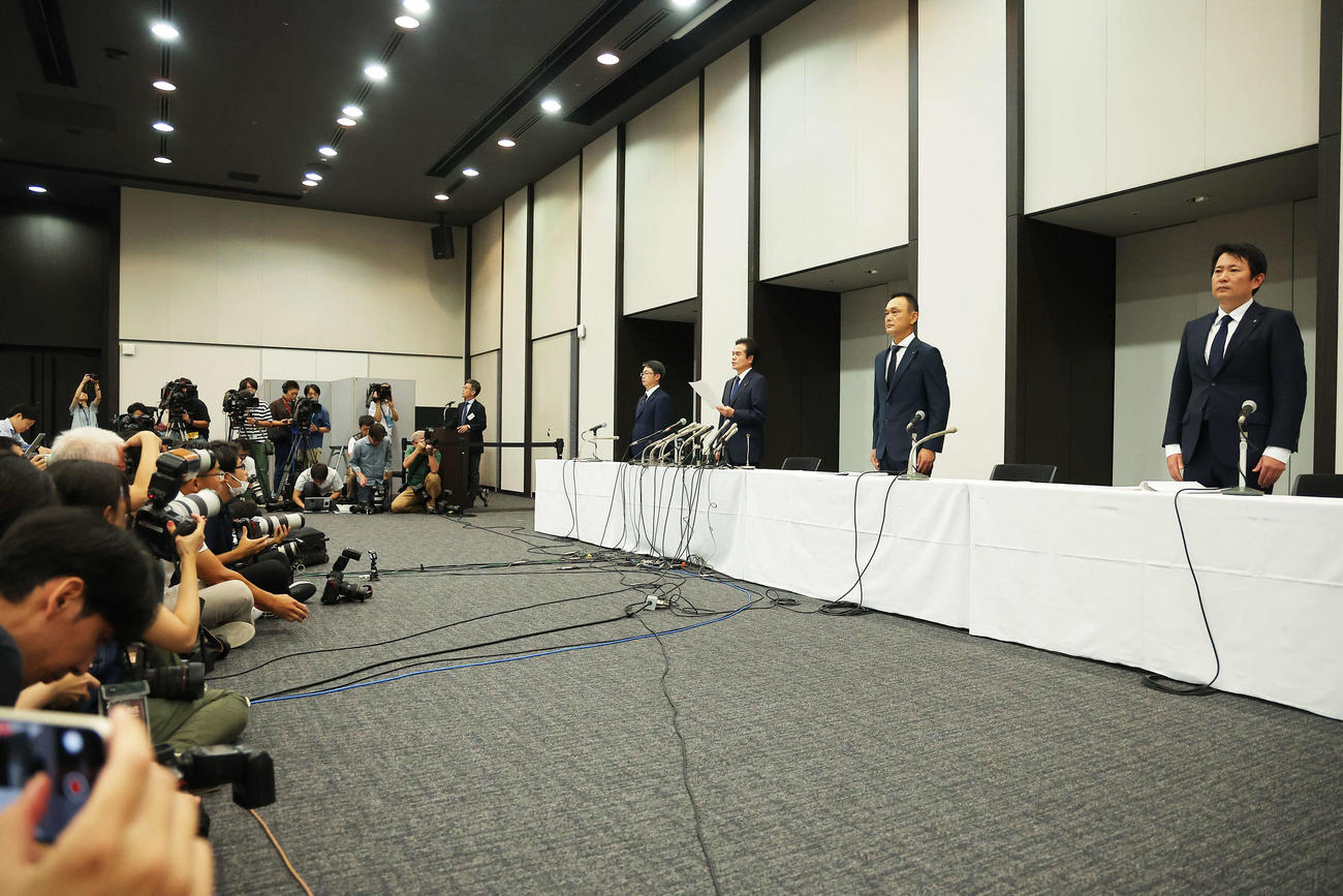 自動車保険の保険金不正請求問題について会見を行うビッグモーター兼重代表取締役社長（右から3人目）ら（撮影・河田真司）