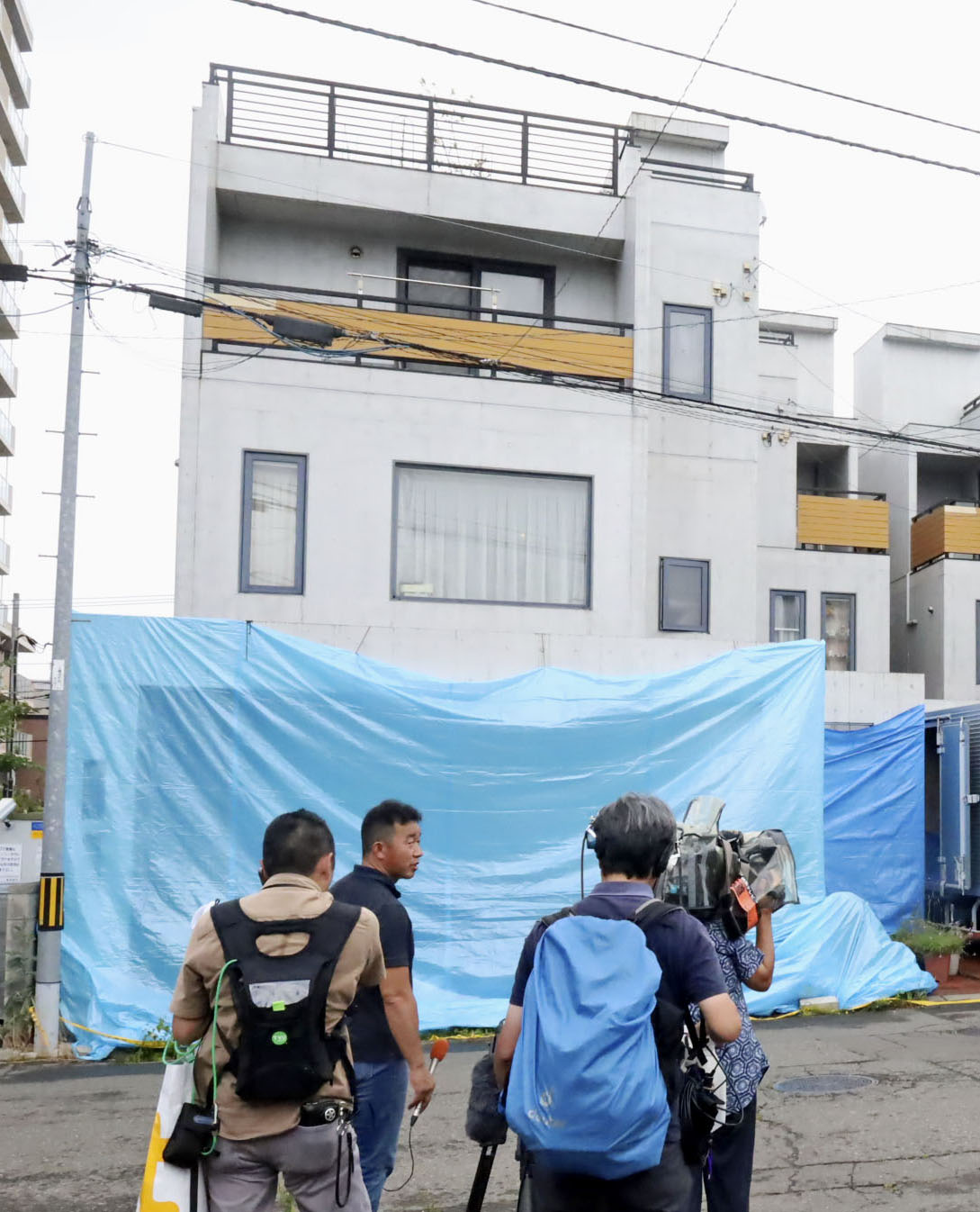 逮捕された容疑者親子の自宅前に集まった報道陣（共同）
