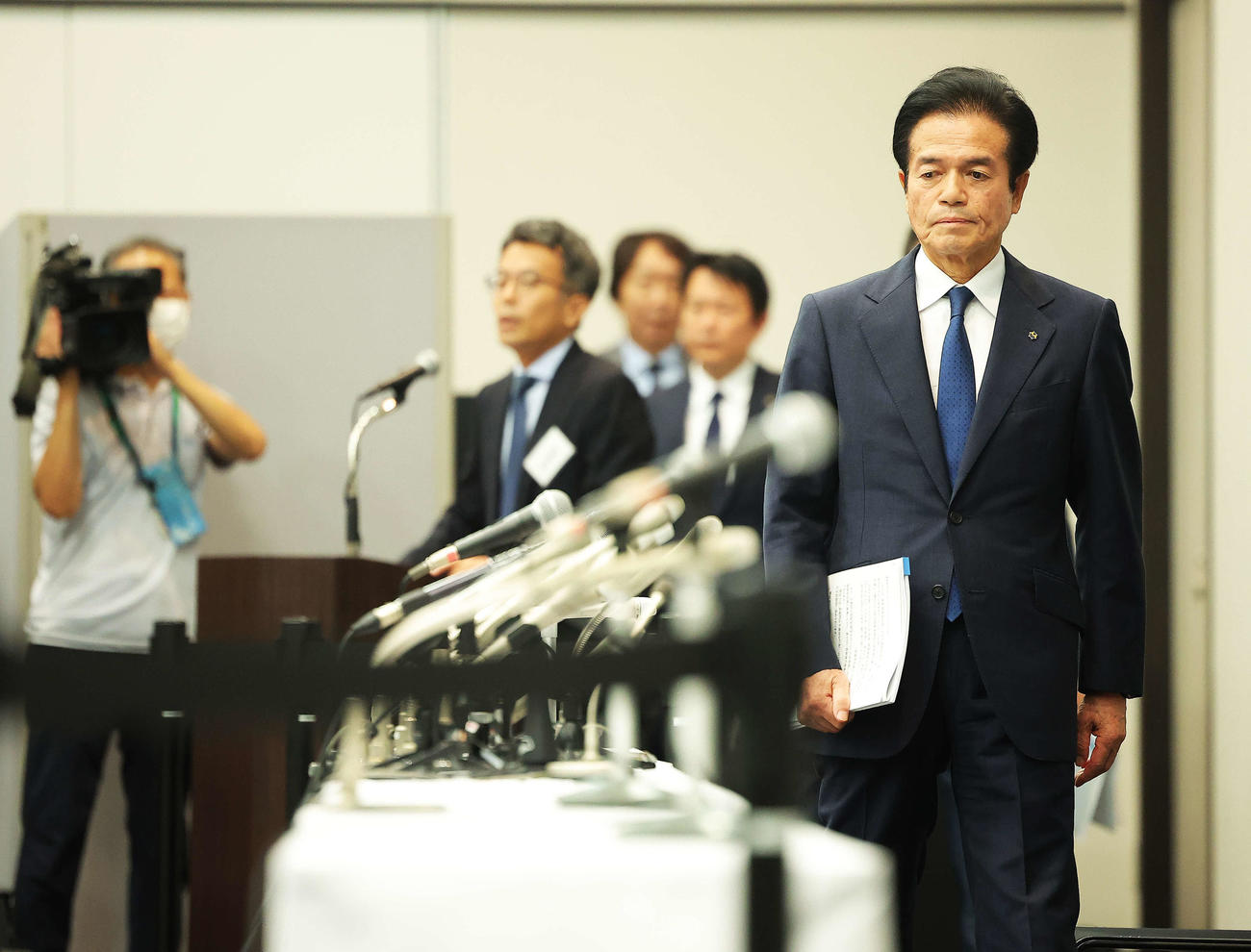 会見場入りするビッグモーター兼重宏行代表取締役社長（撮影・河田真司）