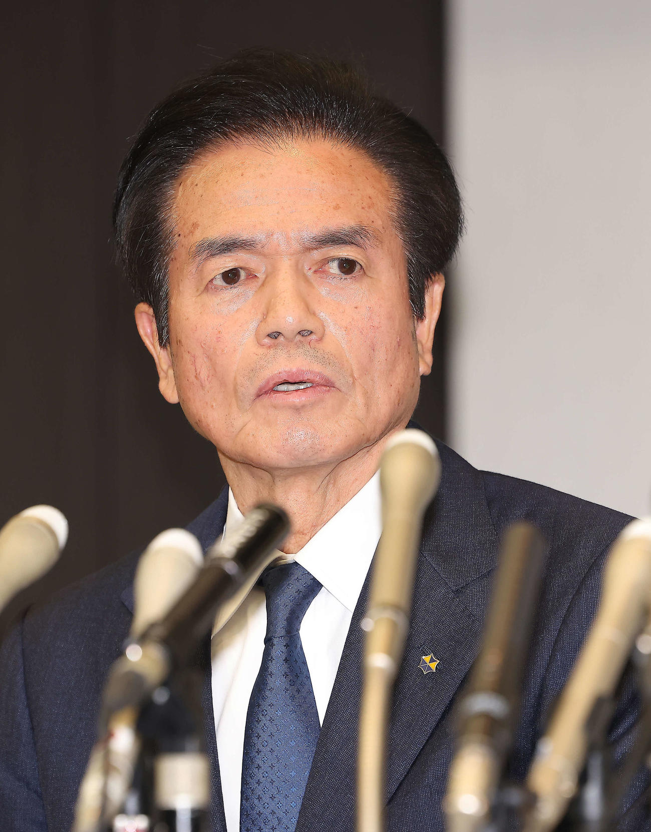 会見で記者の質問に答えるビッグモーター兼重代表取締役社長（撮影・河田真司）