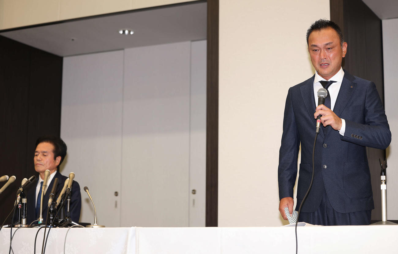 兼重代表取締役社長（左）の隣で、目に涙を浮かべながら会見に臨むビッグモーター和泉専務取締役（撮影・河田真司）