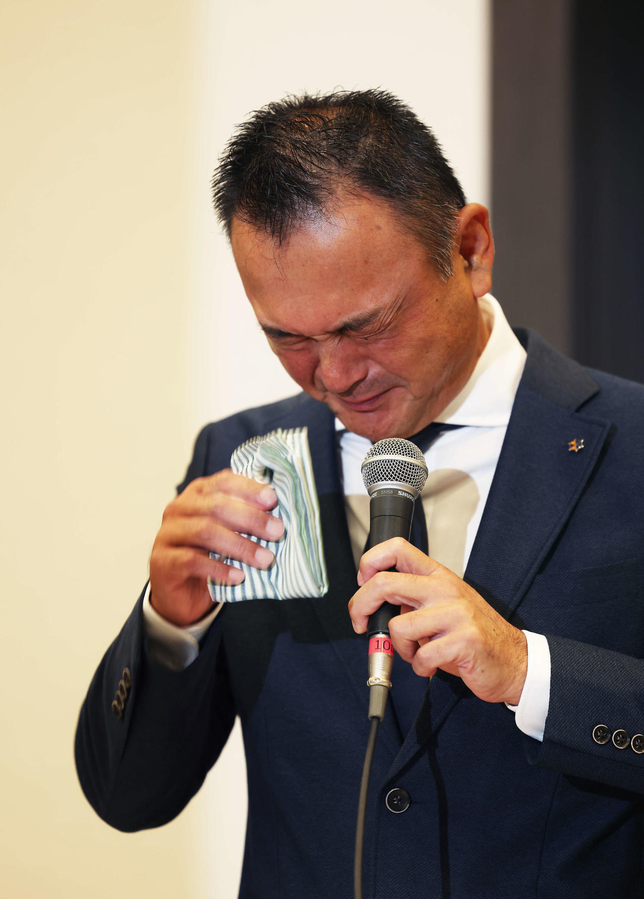 会見中、目に涙を浮かべながら言葉に詰まるビッグモーター和泉専務取締役（撮影・河田真司）