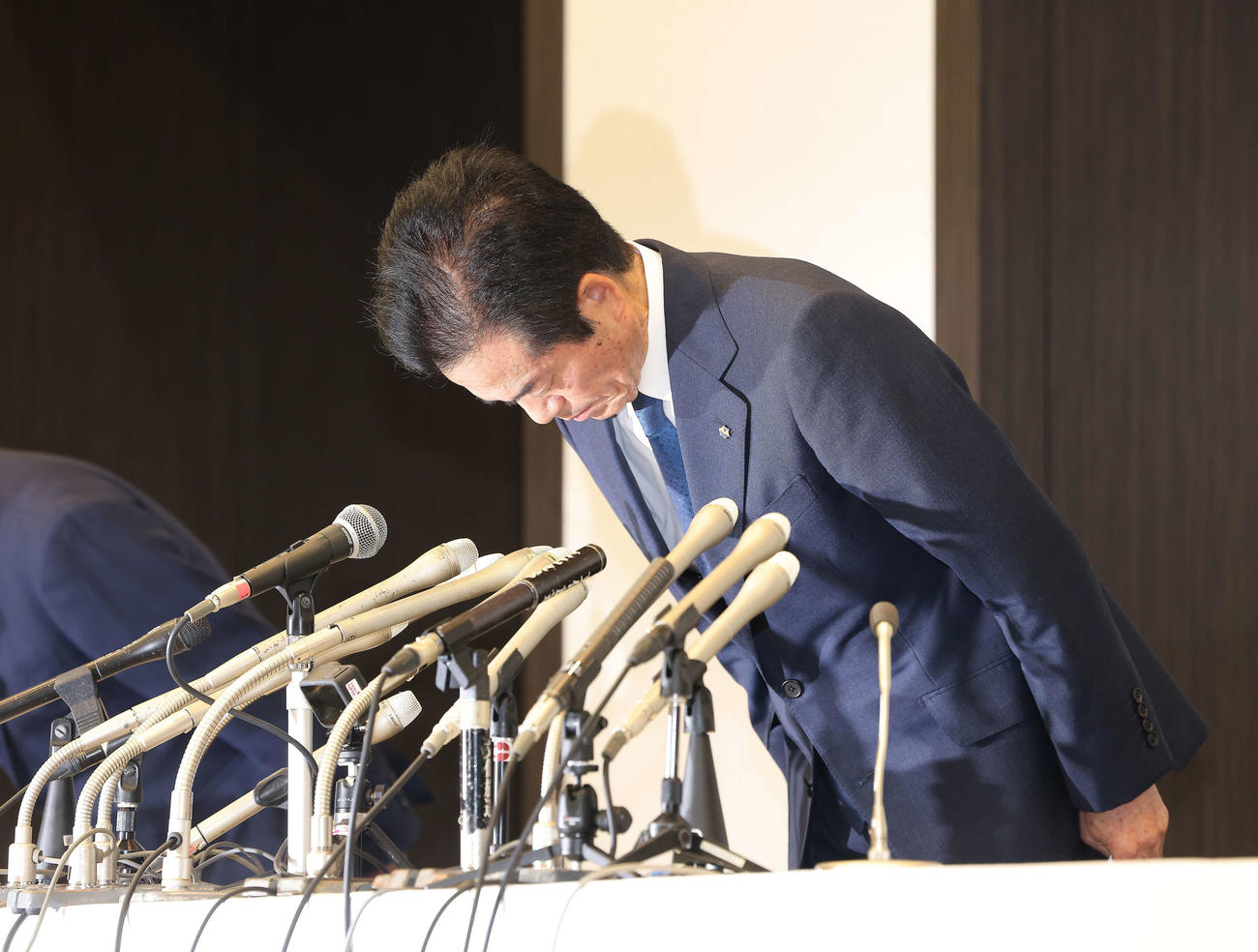 自動車保険の保険金不正請求問題について、頭を下げ謝罪するビッグモーター兼重宏行代表取締役社長（撮影・河田真司）