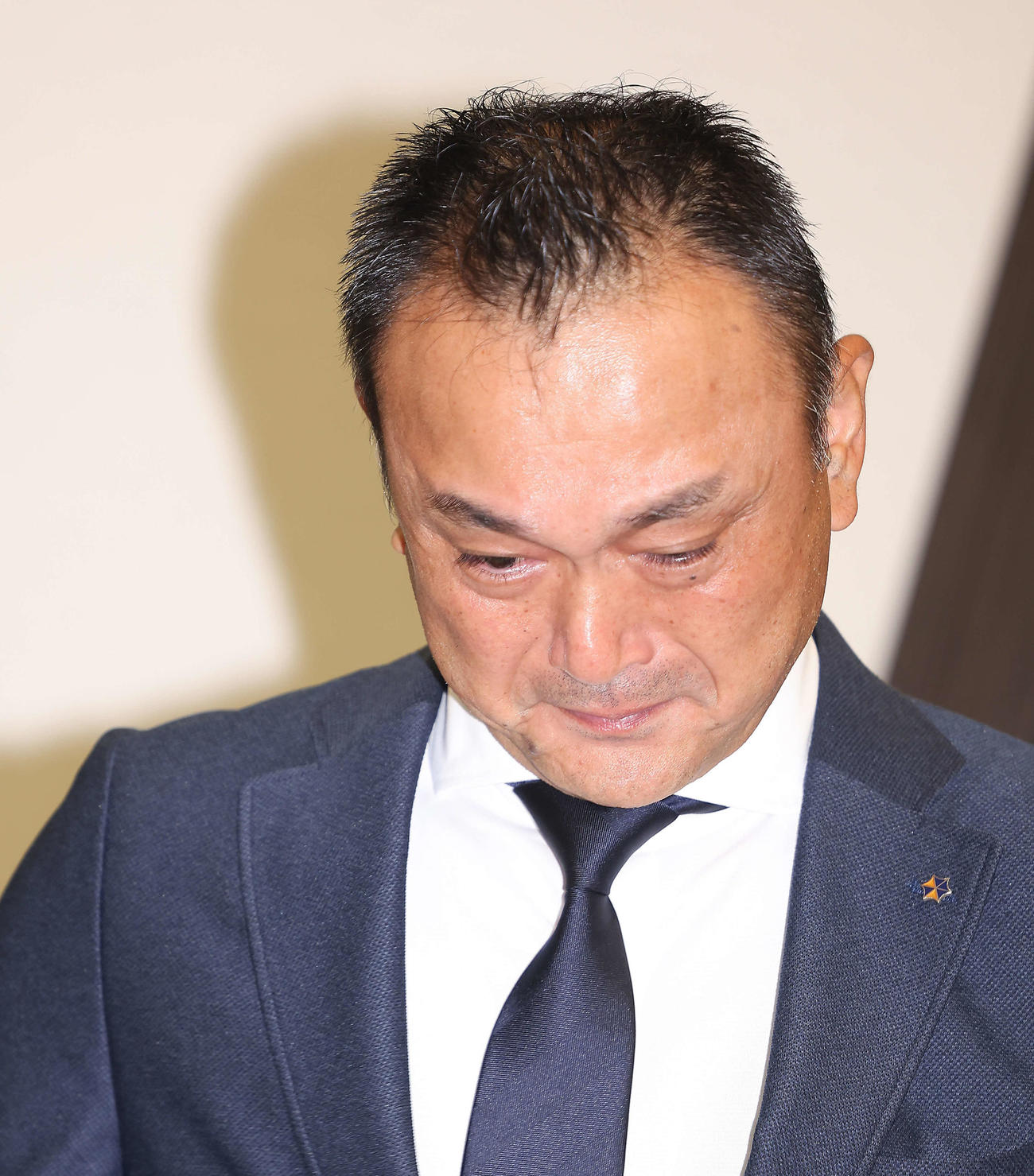 会見中、目に涙を浮かべながら言葉に詰まるビッグモーター和泉専務取締役（撮影・河田真司）