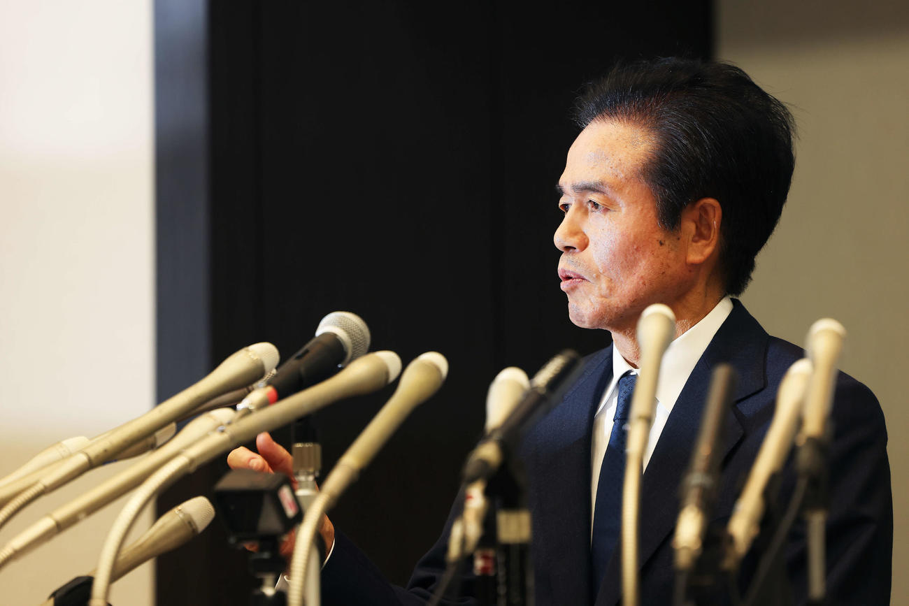 会見で記者の質問に答えるビッグモーター兼重代表取締役社長（撮影・河田真司）