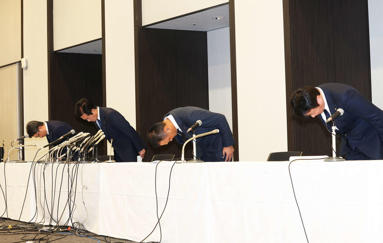 自動車保険の保険金不正請求問題について謝罪するビッグモーターの、左から陣内管理本部部長、兼重代表取締役社長、和泉専務取締役、石橋取締役営業本部部長（撮影・河田真司）
