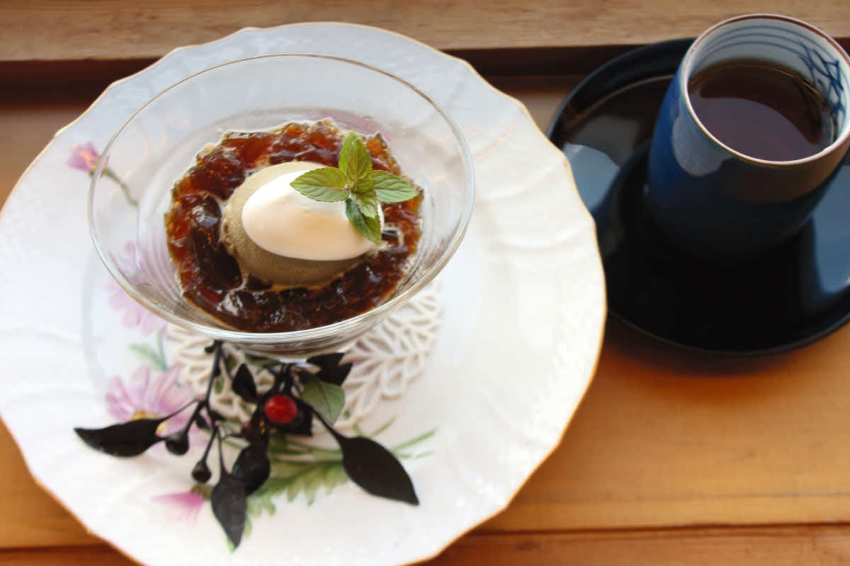 佐々木大地七段の初日午後おやつ「黒糖風味の豆乳プリン　コーヒーゼリー　ほうじ茶のアイスクリーム添え」と「ほうじ茶」（日本将棋連盟提供）