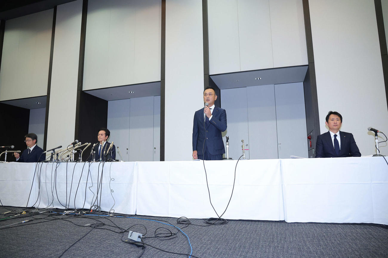 自動車保険の保険金不正請求問題について会見を開くビッグモーターの、左から陣内管理本部部長、兼重代表取締役社長、和泉専務取締役、石橋取締役営業本部部長（撮影・河田真司）