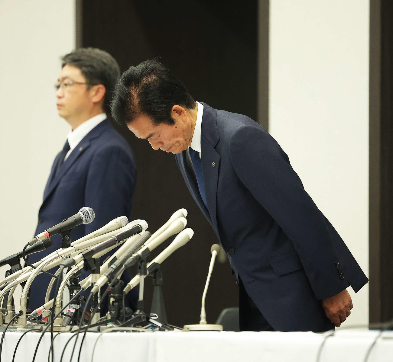 自動車保険の保険金不正請求問題について、頭を下げ謝罪するビッグモーター兼重宏行代表取締役社長（撮影・河田真司）