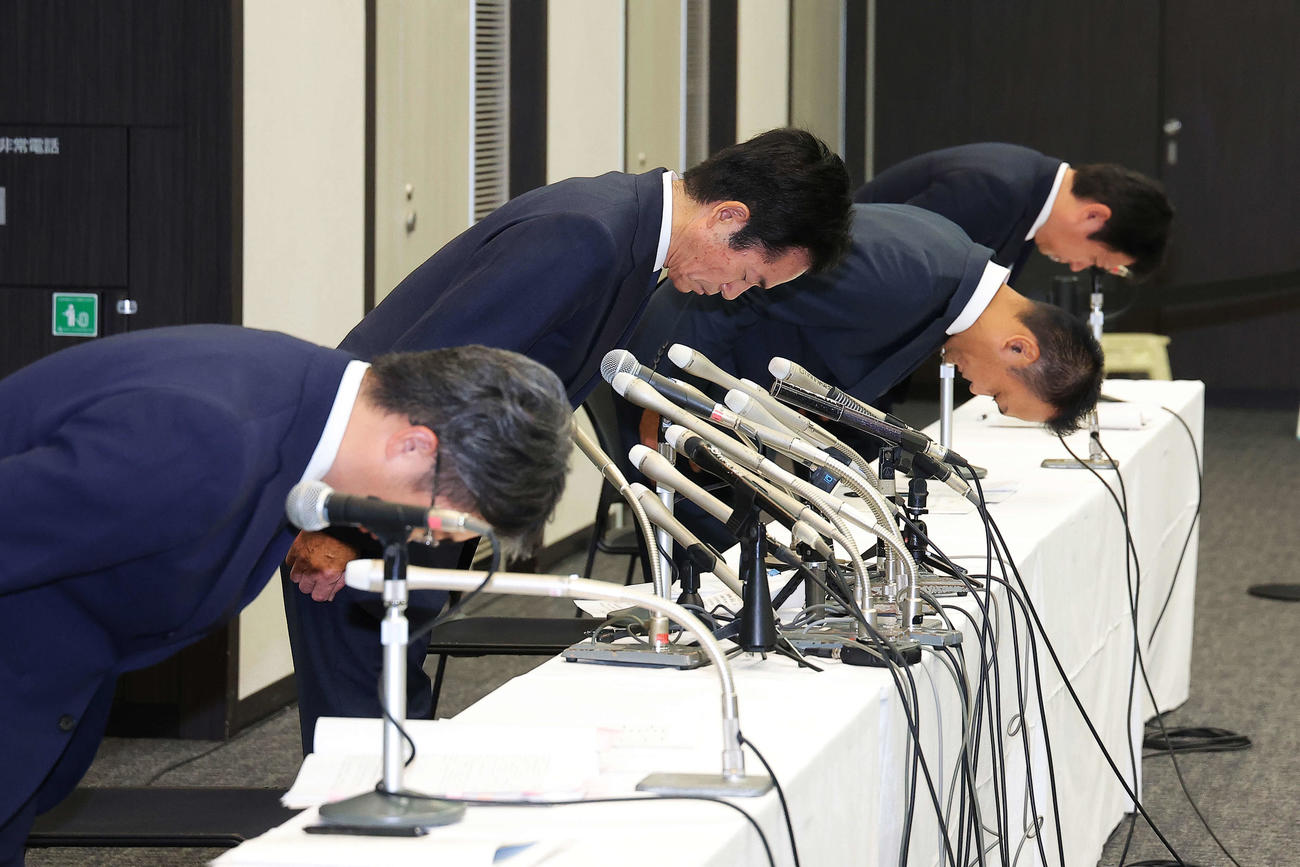 会見の最後に頭を下げるビッグモーターの、左から陣内管理本部部長、兼重代表取締役社長、和泉専務取締役、石橋取締役営業本部部長（撮影・河田真司）